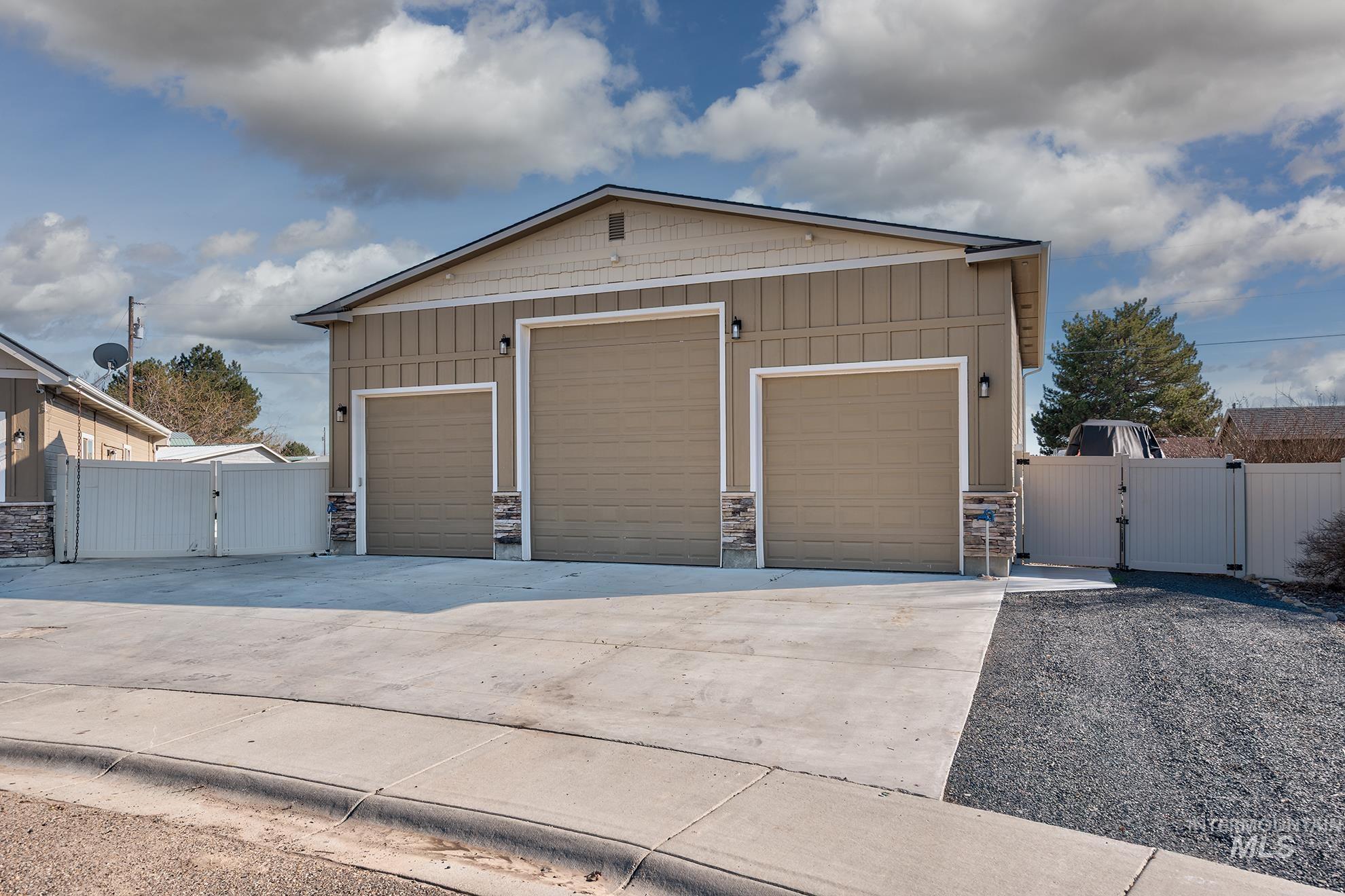 2630 Dogwood Ave., Fruitland, Idaho 83619, 5 Bedrooms, 3 Bathrooms, Residential For Sale, Price $750,000,MLS 98978807