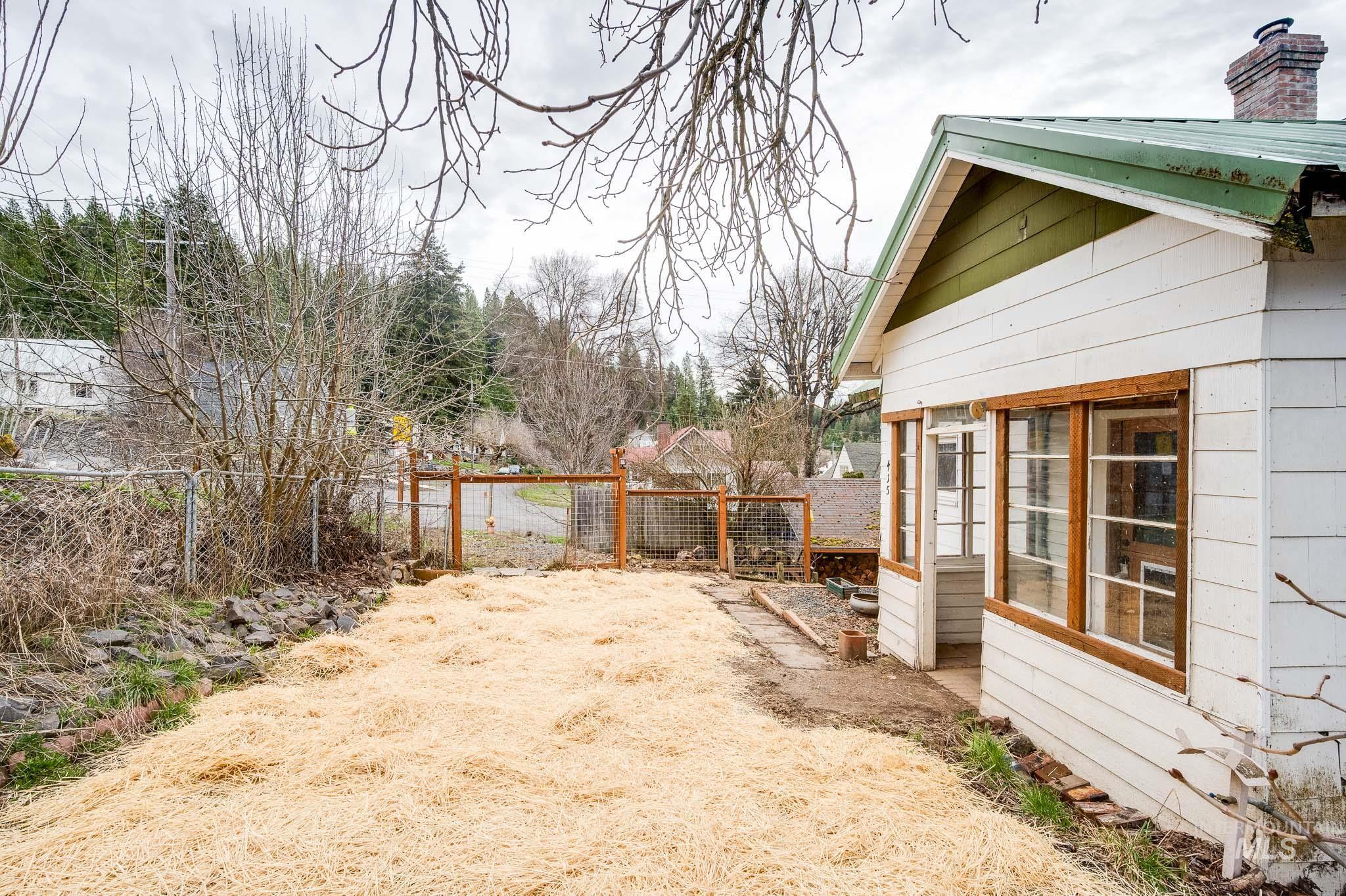 415 S Pine St, Troy, Idaho 83871-0000, 5 Bedrooms, 2 Bathrooms, Residential For Sale, Price $245,000, 98978819