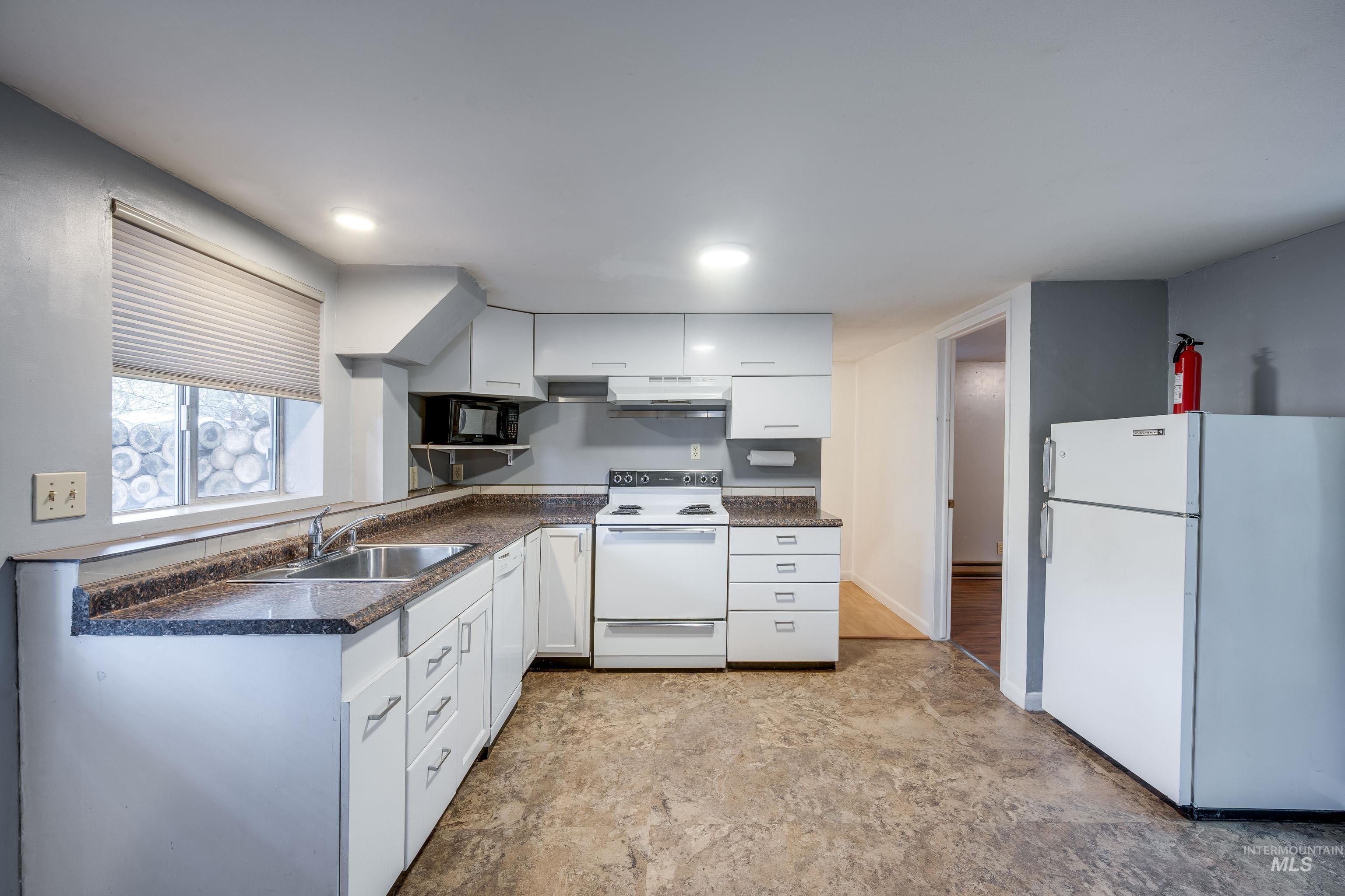 415 S Pine St, Troy, Idaho 83871-0000, 5 Bedrooms, 2 Bathrooms, Residential For Sale, Price $245,000, 98978819