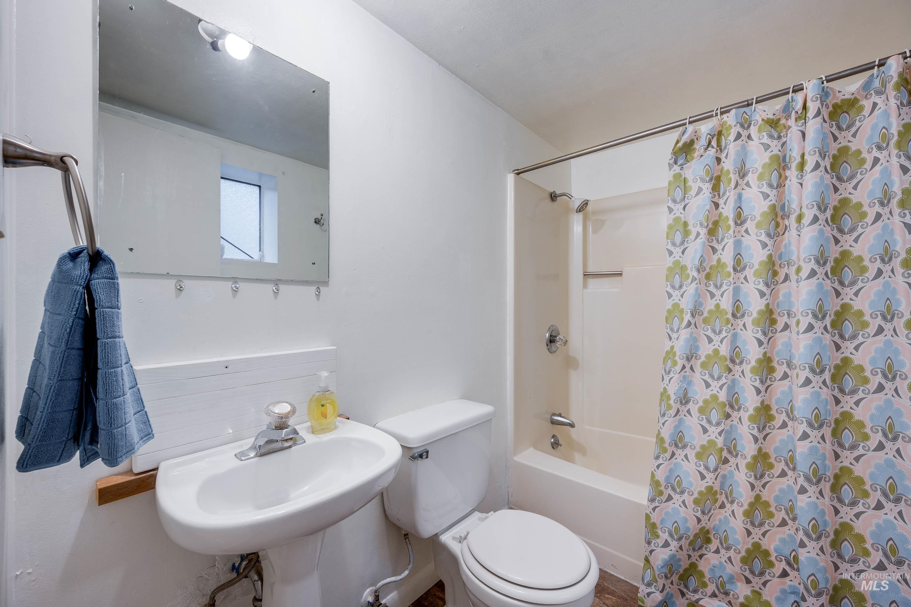 415 S Pine St, Troy, Idaho 83871-0000, 5 Bedrooms, 2 Bathrooms, Residential For Sale, Price $245,000, 98978819