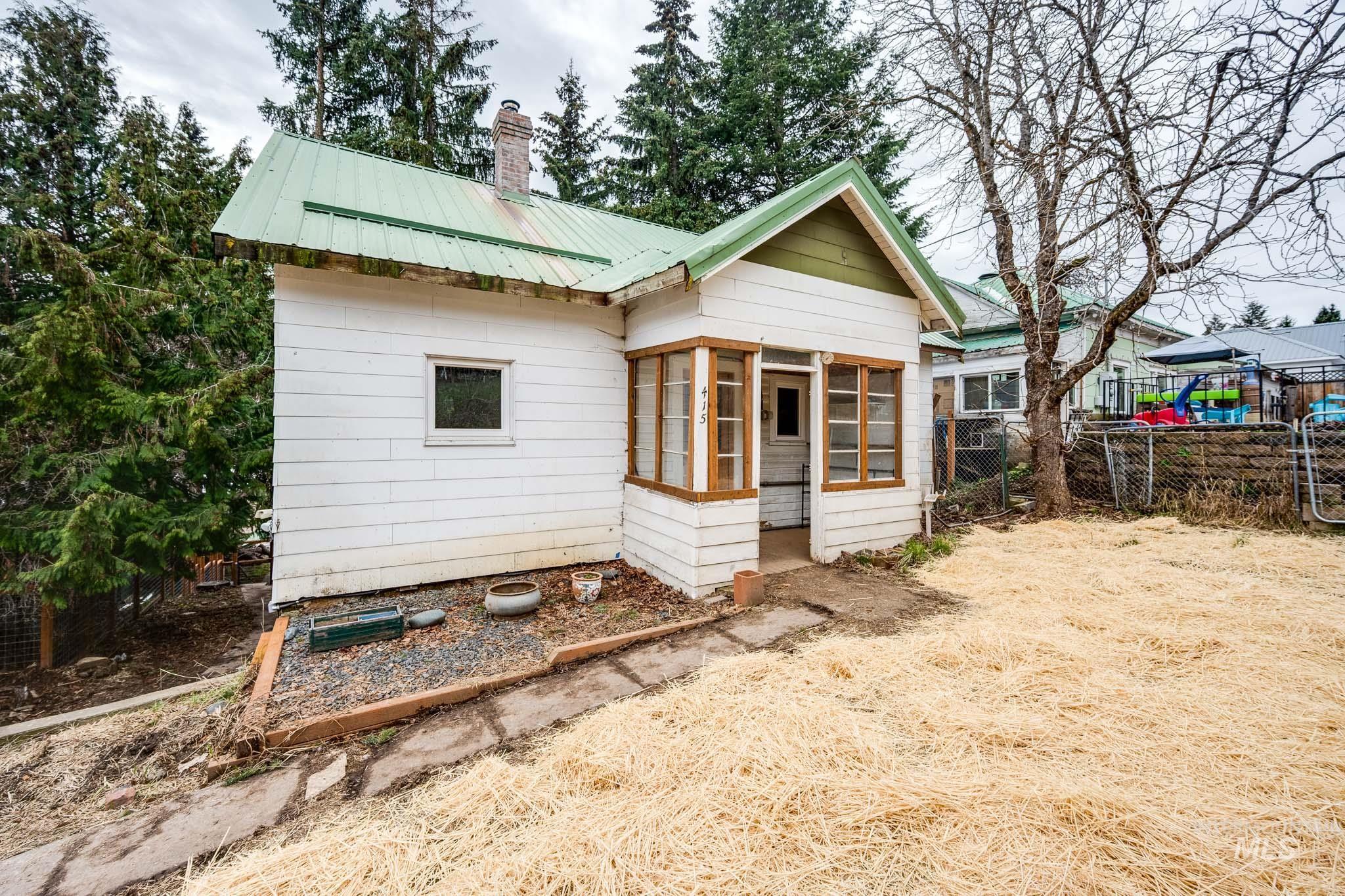 415 S Pine St, Troy, Idaho 83871-0000, 5 Bedrooms, 2 Bathrooms, Residential For Sale, Price $245,000, 98978819