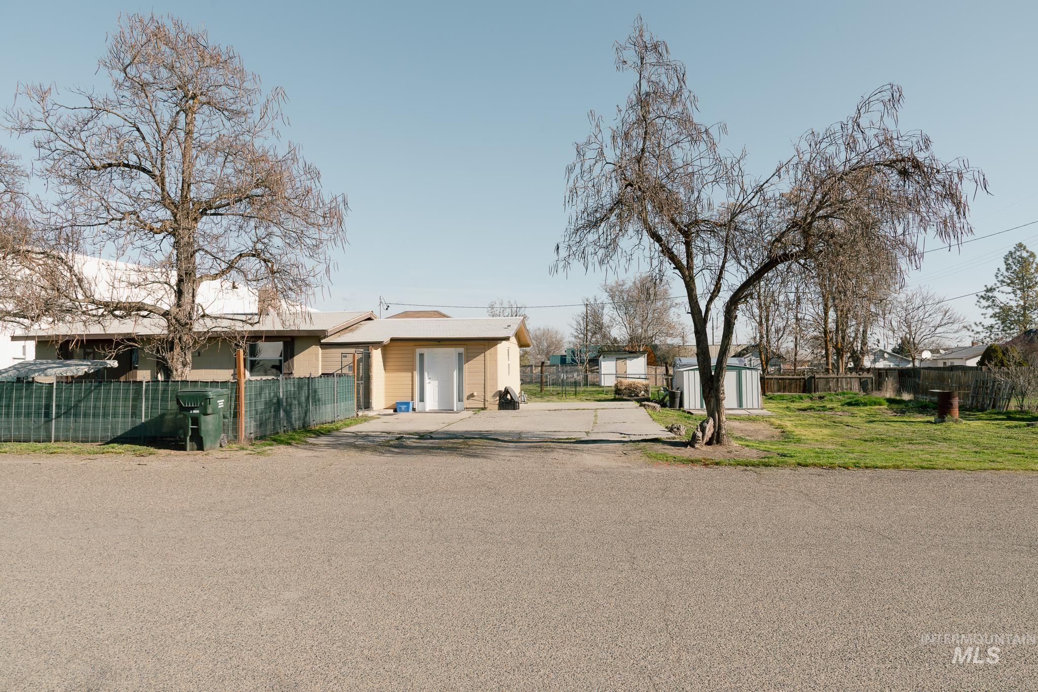 211 NE 3rd AVE, Ontario, Oregon 97914, 3 Bedrooms, 2 Bathrooms, Residential For Sale, Price $194,900, 98978821