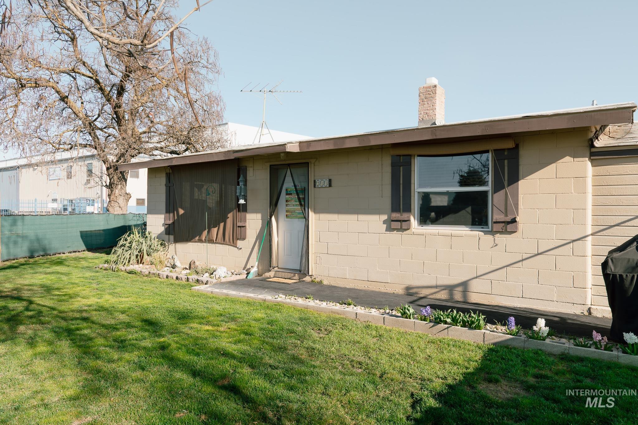 211 NE 3rd AVE, Ontario, Oregon 97914, 3 Bedrooms, 2 Bathrooms, Residential For Sale, Price $194,900, 98978821