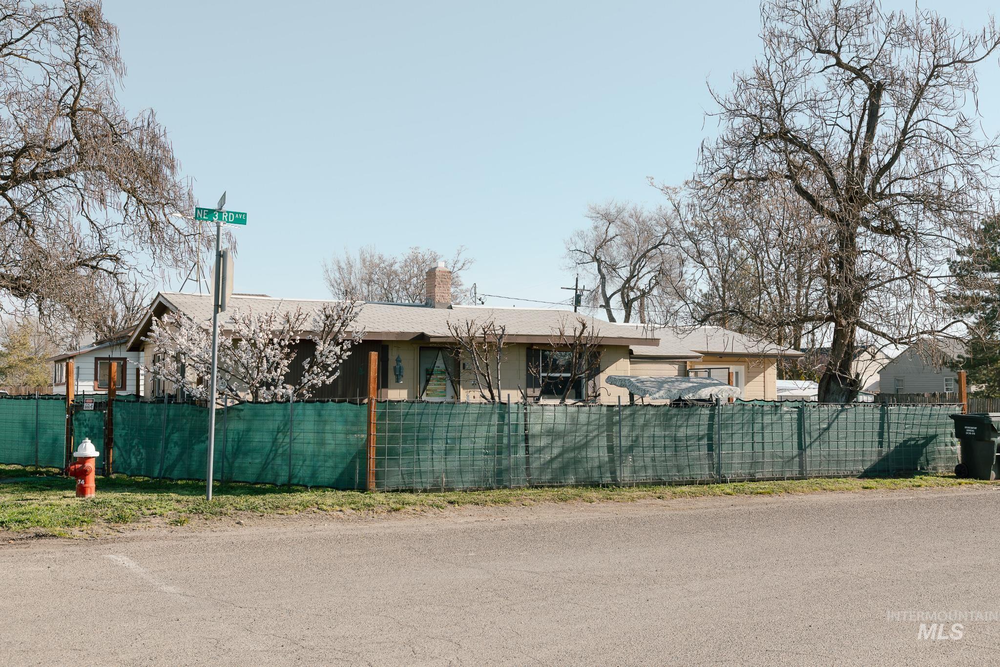 211 NE 3rd AVE, Ontario, Oregon 97914, 3 Bedrooms, 2 Bathrooms, Residential For Sale, Price $194,900, 98978821