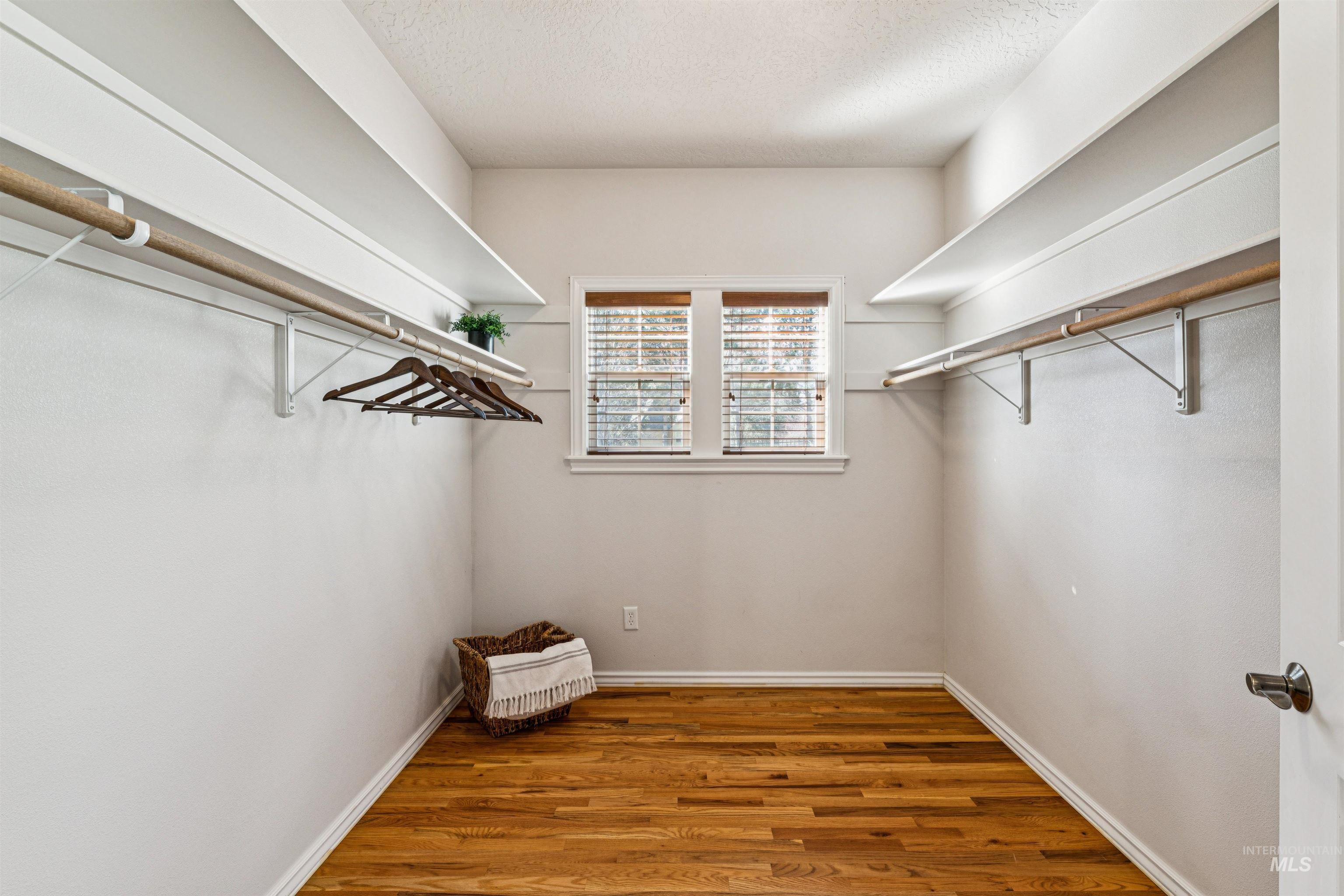 977 N Woodvalley, Eagle, Idaho 83616, 3 Bedrooms, 2.5 Bathrooms, Residential For Sale, Price $1,049,900,MLS 98978836