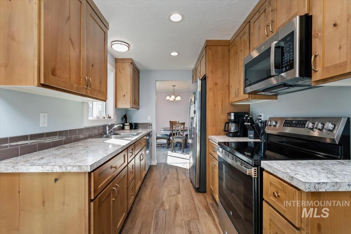 702 N La Cresta Ave, Caldwell, Idaho 83605-2531, 3 Bedrooms, 2 Bathrooms, Residential For Sale, Price $366,000,MLS 98978855