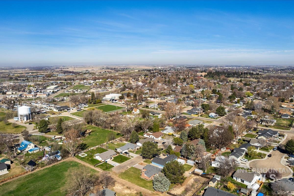 702 N La Cresta Ave, Caldwell, Idaho 83605-2531, 3 Bedrooms, 2 Bathrooms, Residential For Sale, Price $366,000,MLS 98978855