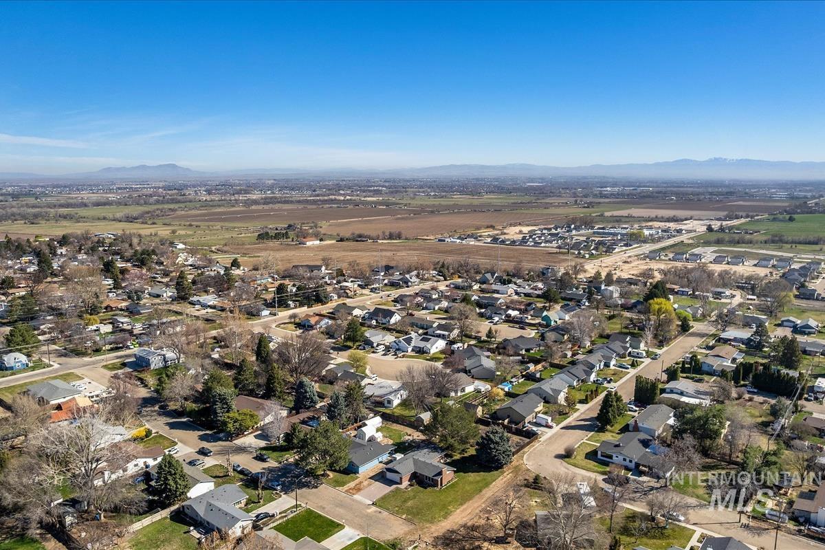 702 N La Cresta Ave, Caldwell, Idaho 83605-2531, 3 Bedrooms, 2 Bathrooms, Residential For Sale, Price $366,000,MLS 98978855