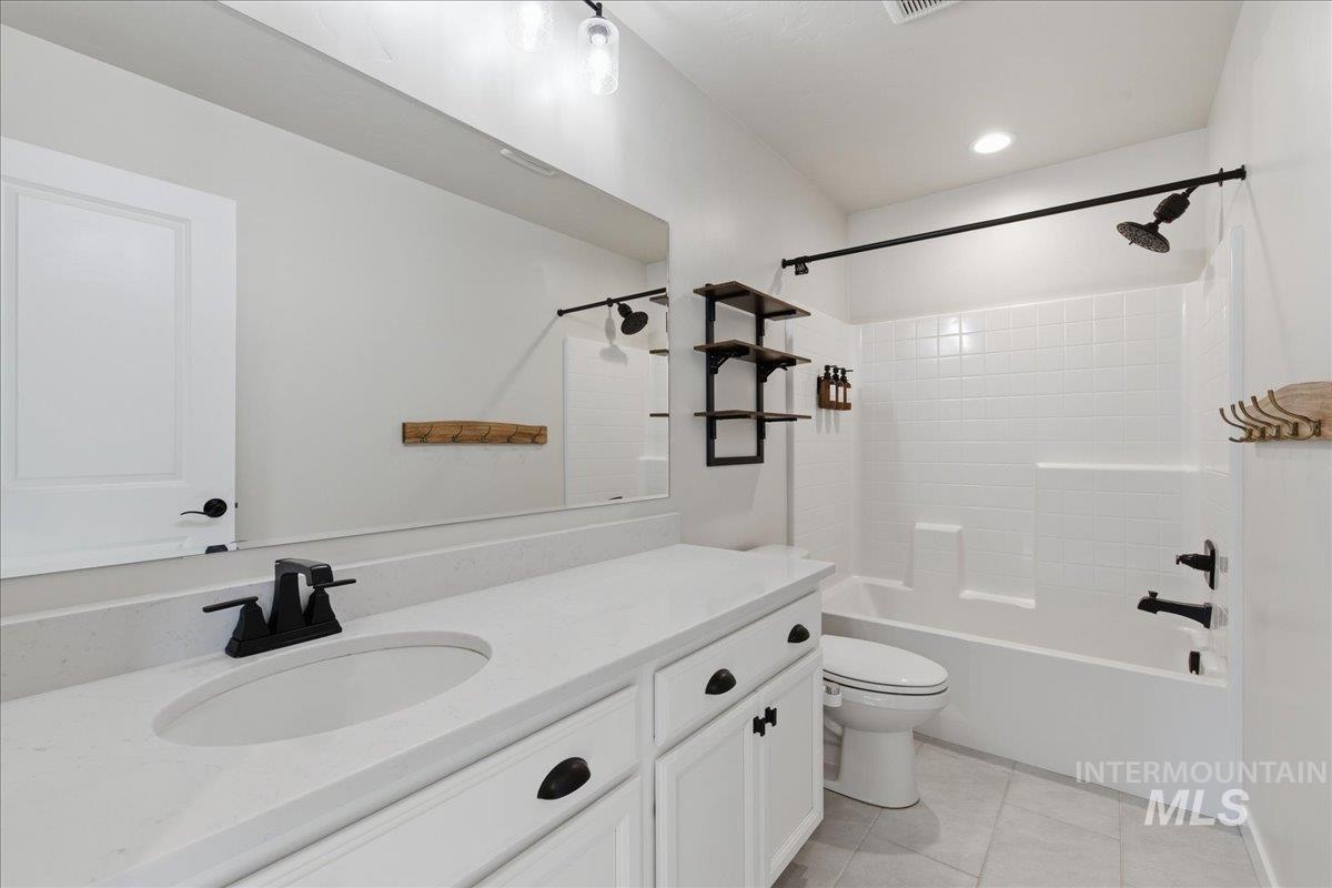 11121 W Soaring Hawk St, Star, Idaho 83669, 5 Bedrooms, 3 Bathrooms, Residential For Sale, Price $689,900, 98978873