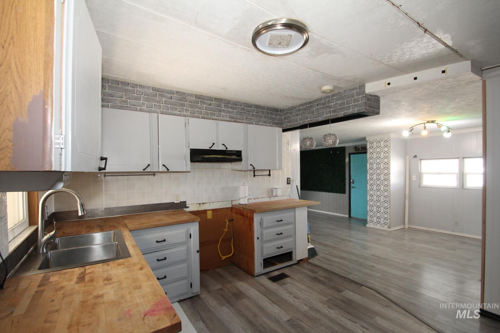 3845 S Carbondale, Meridian, Idaho 83642, 3 Bedrooms, 2 Bathrooms, Residential For Sale, Price $209,900,MLS 98978877