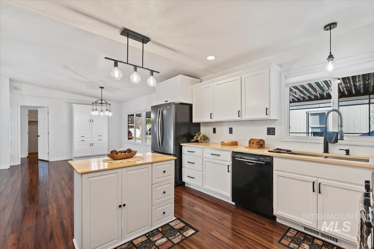 7814 W Manassas, Garden City, Idaho 83714, 3 Bedrooms, 2 Bathrooms, Residential For Sale, Price $199,900,MLS 98978881