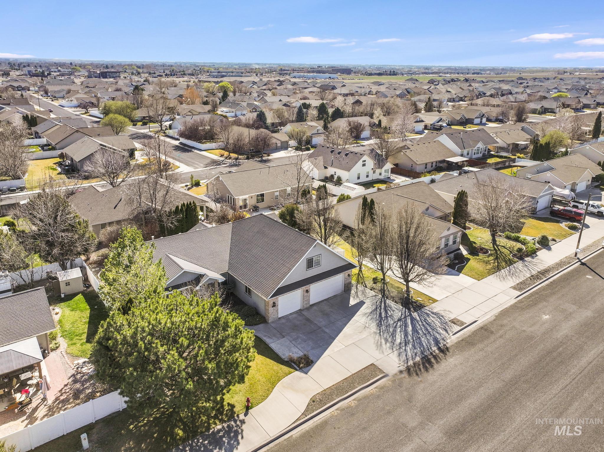 381 Federation Road, Twin Falls, Idaho 83301, 5 Bedrooms, 3 Bathrooms, Residential For Sale, Price $579,000,MLS 98978882