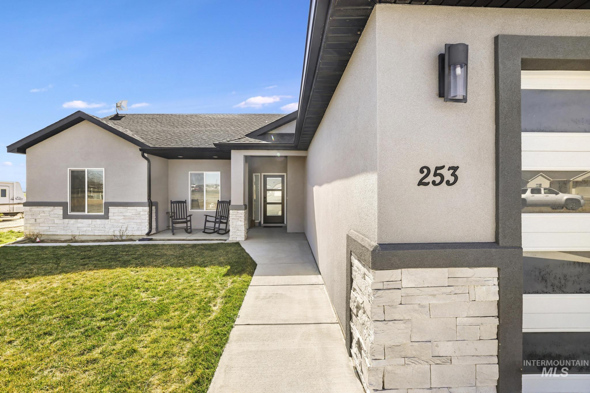 253 Mariposa Cir, Shoshone, Idaho 83352, 3 Bedrooms, 2 Bathrooms, Residential For Sale, Price $449,990,MLS 98978883