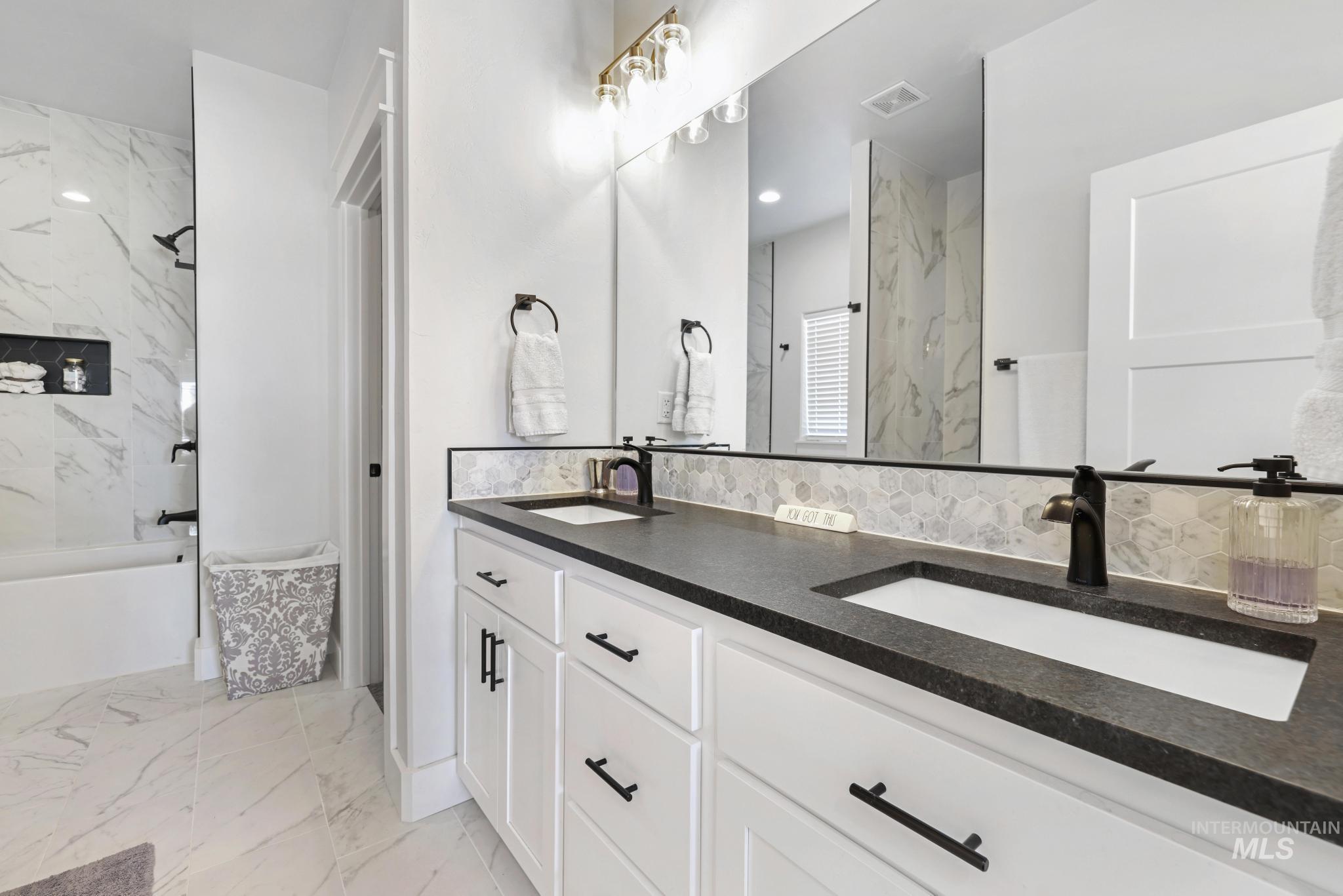 253 Mariposa Cir, Shoshone, Idaho 83352, 3 Bedrooms, 2 Bathrooms, Residential For Sale, Price $449,990,MLS 98978883