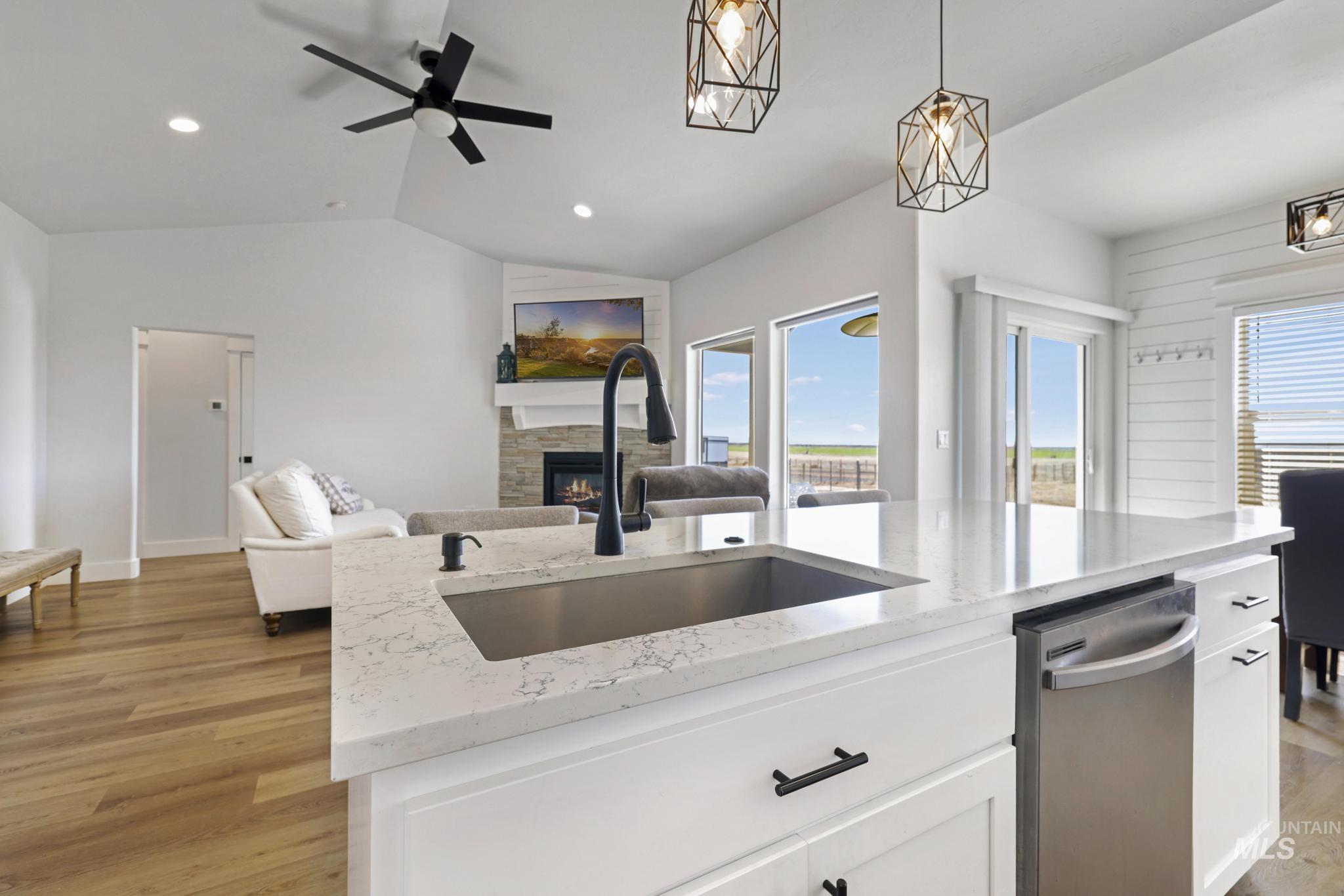 253 Mariposa Cir, Shoshone, Idaho 83352, 3 Bedrooms, 2 Bathrooms, Residential For Sale, Price $449,990,MLS 98978883