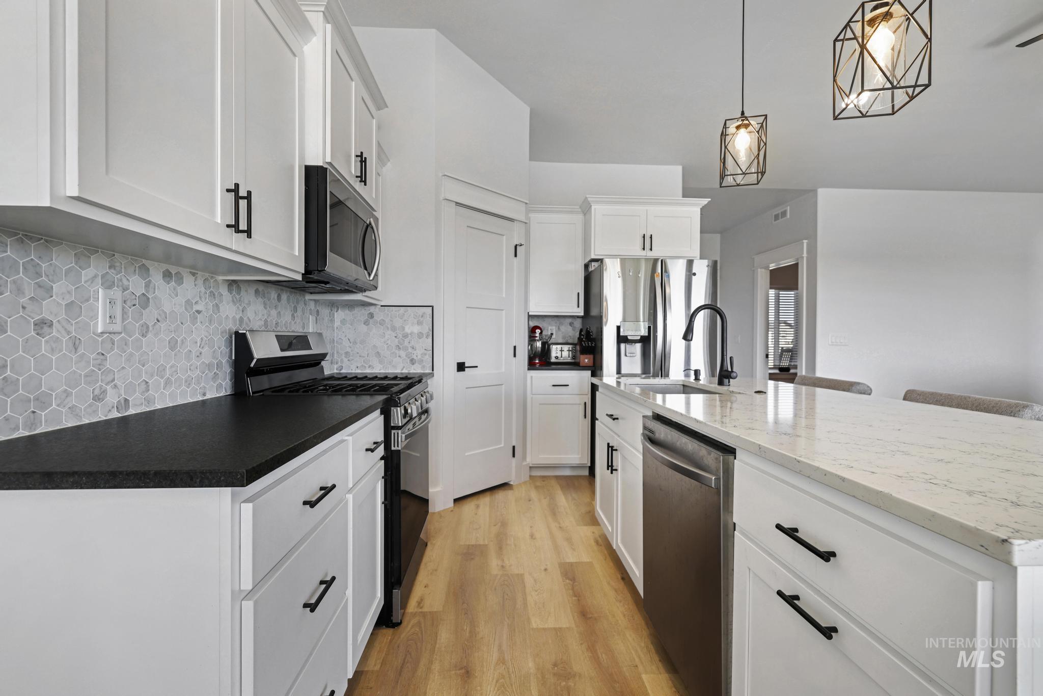 253 Mariposa Cir, Shoshone, Idaho 83352, 3 Bedrooms, 2 Bathrooms, Residential For Sale, Price $449,990,MLS 98978883