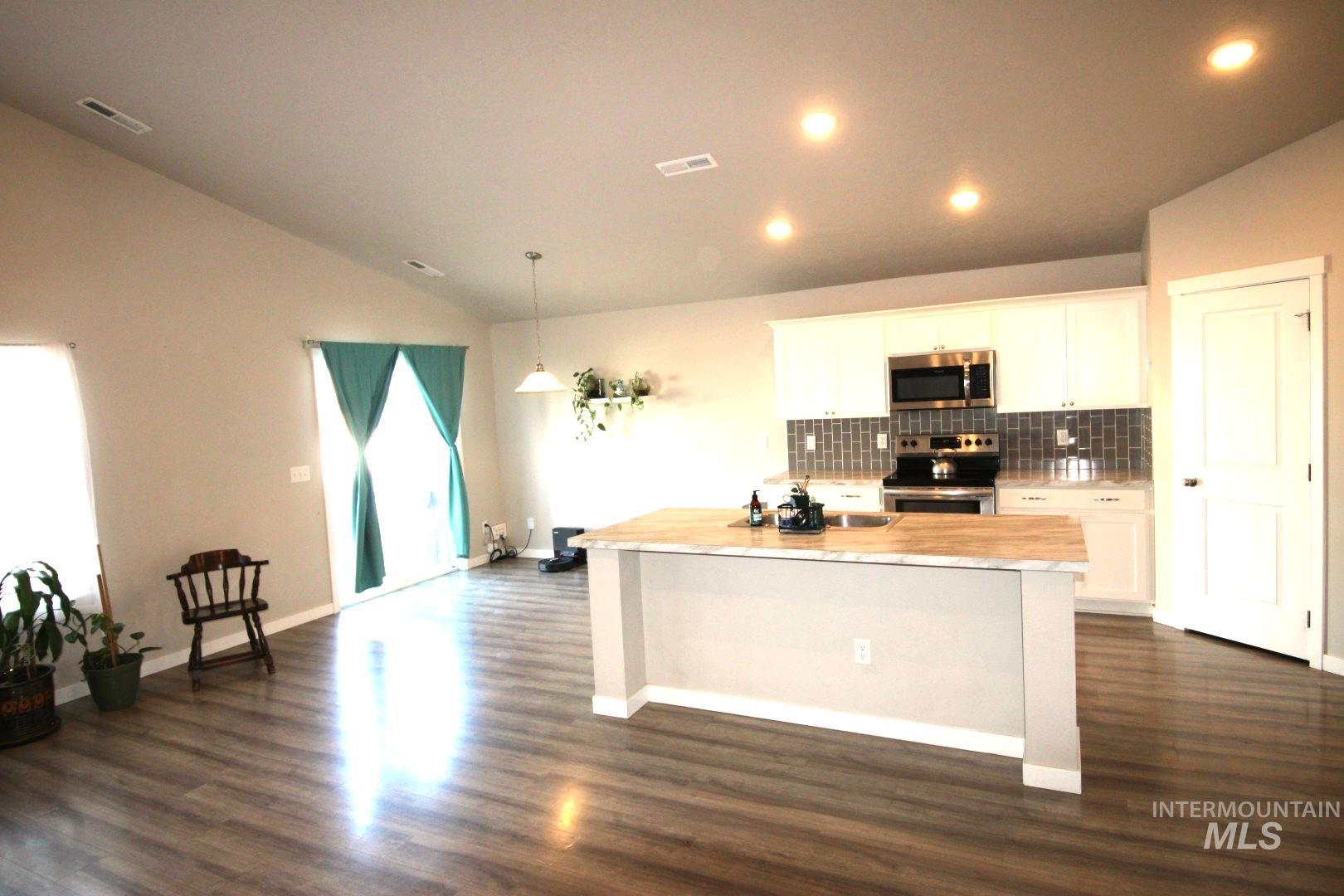 3547 S Trail Ridge Ave, Nampa, Idaho 83686, 4 Bedrooms, 2 Bathrooms, Residential For Sale, Price $439,000,MLS 98978885