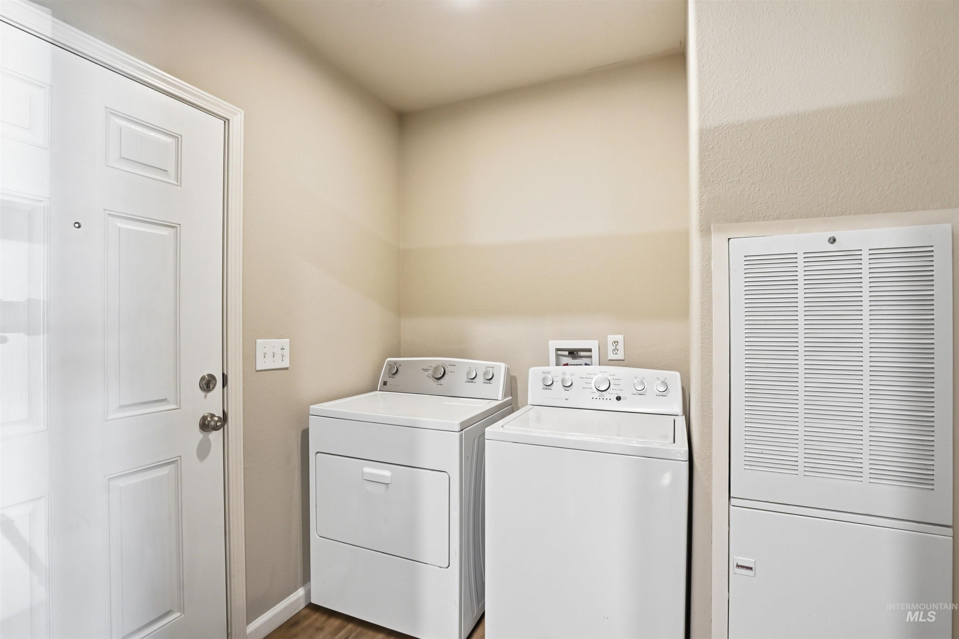 352 & 374 E E Idaho St, Middleton, Idaho 83644, 3 Bedrooms, 2 Bathrooms, Residential Income For Sale, Price $600,000,MLS 98978894