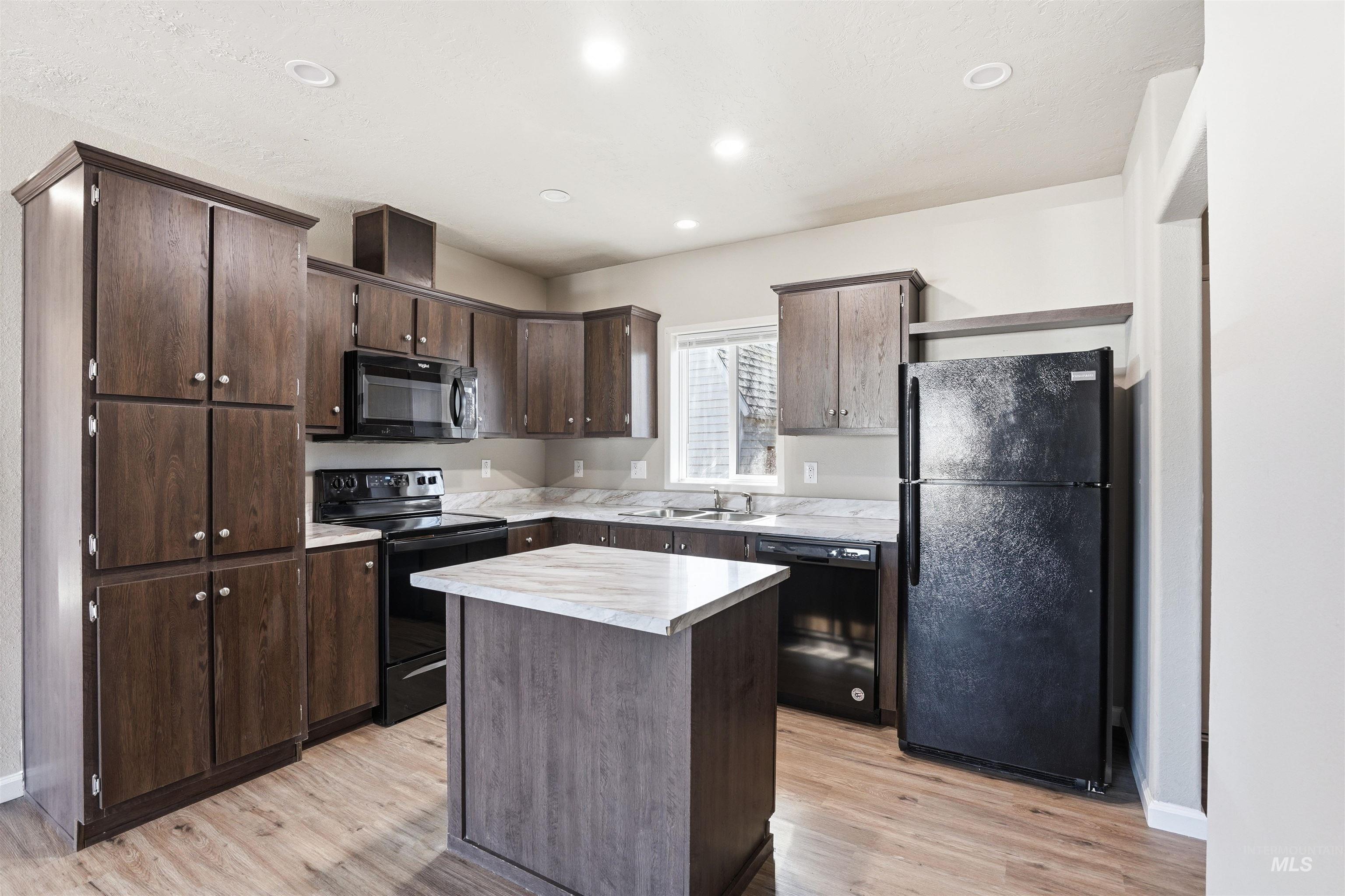 352 & 374 E E Idaho St, Middleton, Idaho 83644, 3 Bedrooms, 2 Bathrooms, Residential Income For Sale, Price $600,000,MLS 98978894