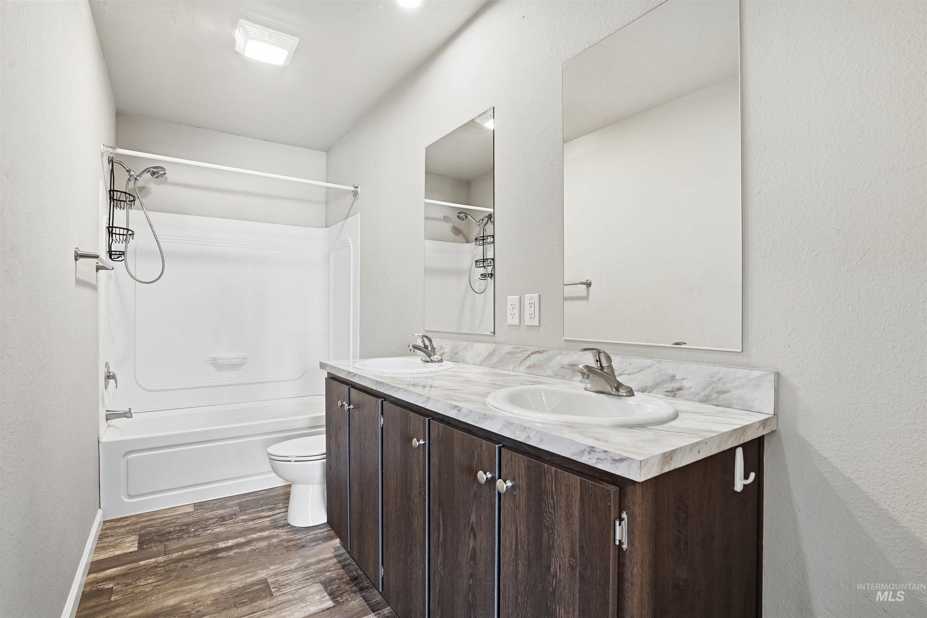 352 & 374 E E Idaho St, Middleton, Idaho 83644, 3 Bedrooms, 2 Bathrooms, Residential Income For Sale, Price $600,000,MLS 98978894