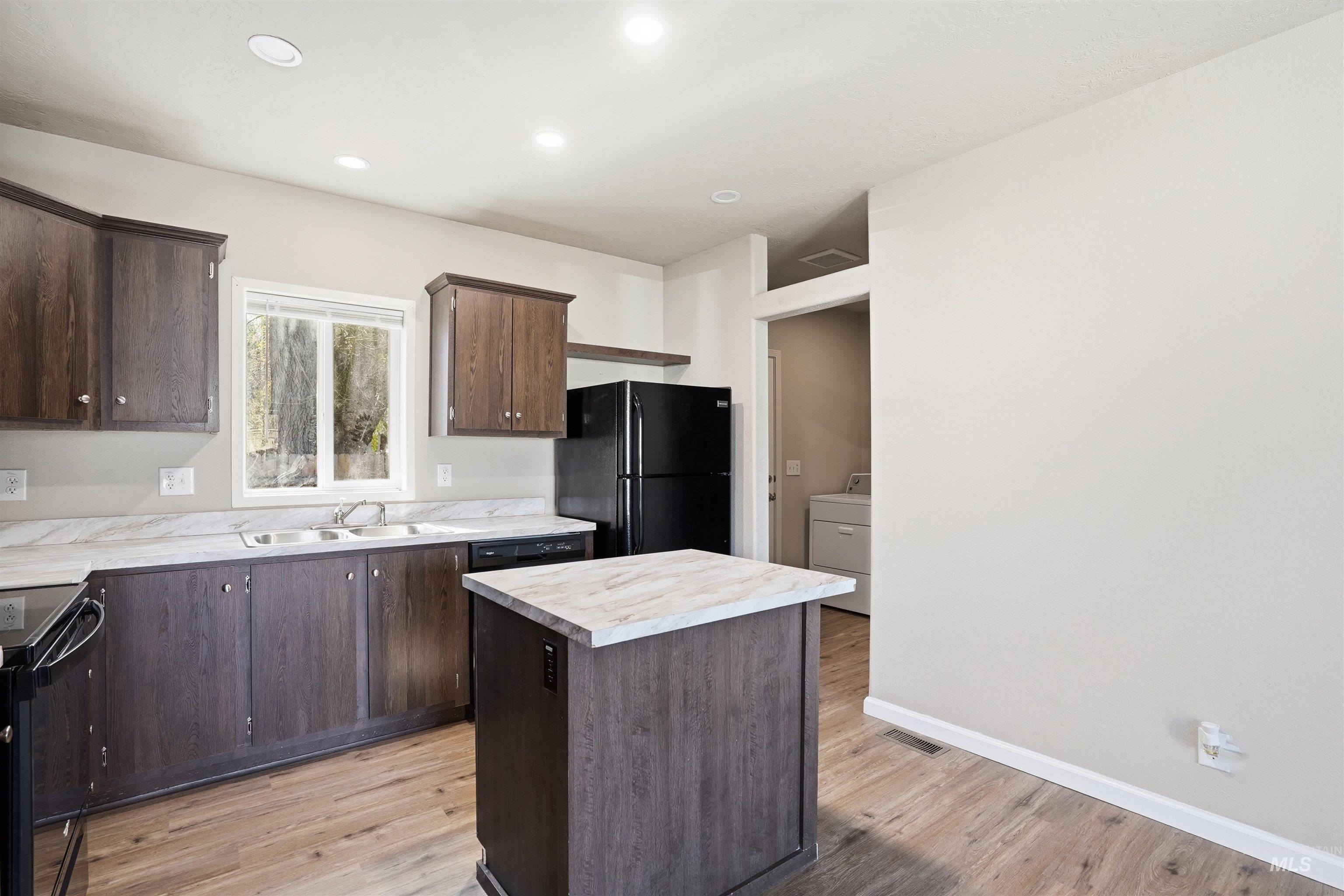 352 & 374 E E Idaho St, Middleton, Idaho 83644, 3 Bedrooms, 2 Bathrooms, Residential Income For Sale, Price $600,000,MLS 98978894