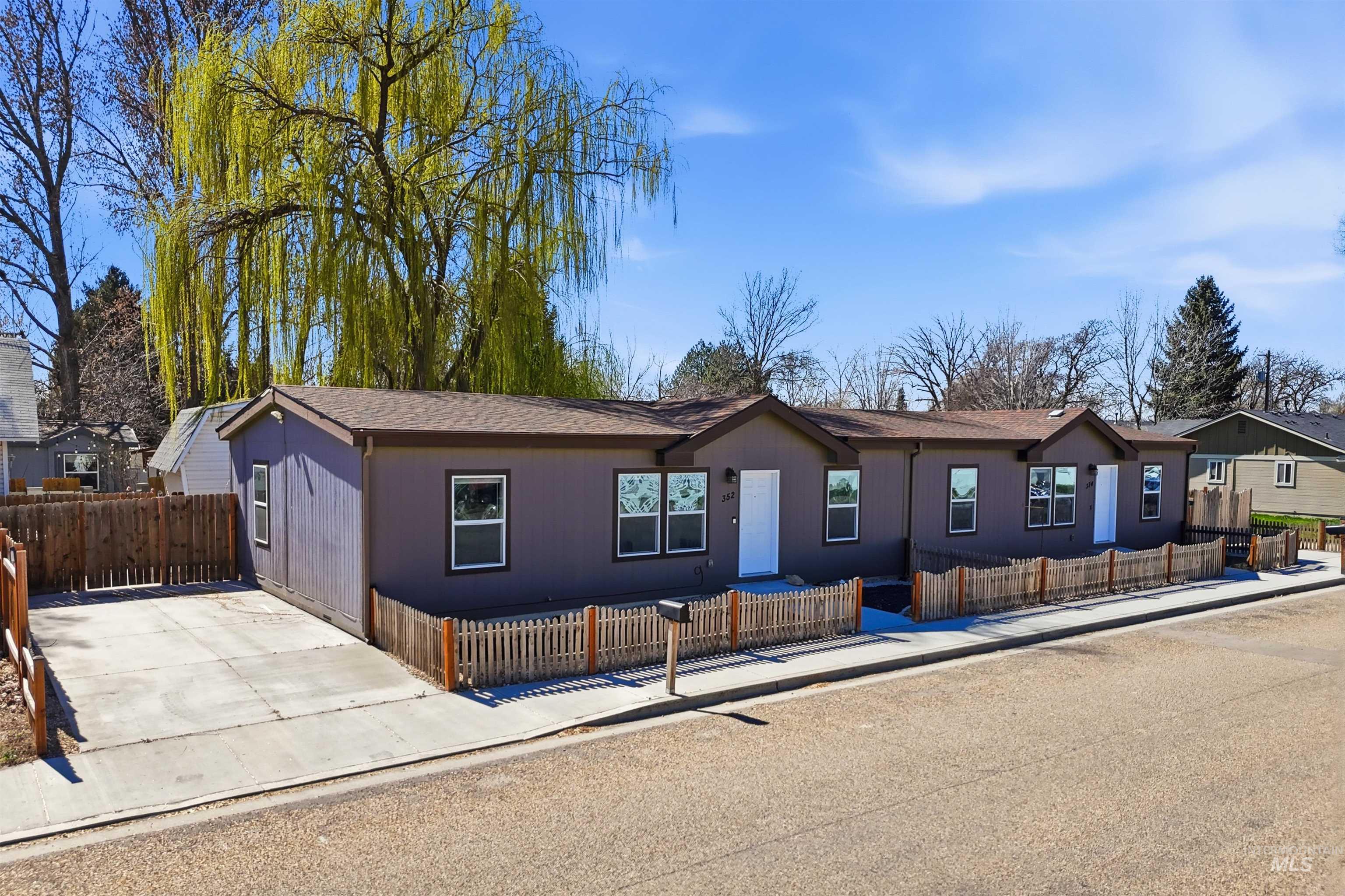 352 & 374 E E Idaho St, Middleton, Idaho 83644, 3 Bedrooms, 2 Bathrooms, Residential Income For Sale, Price $600,000,MLS 98978894