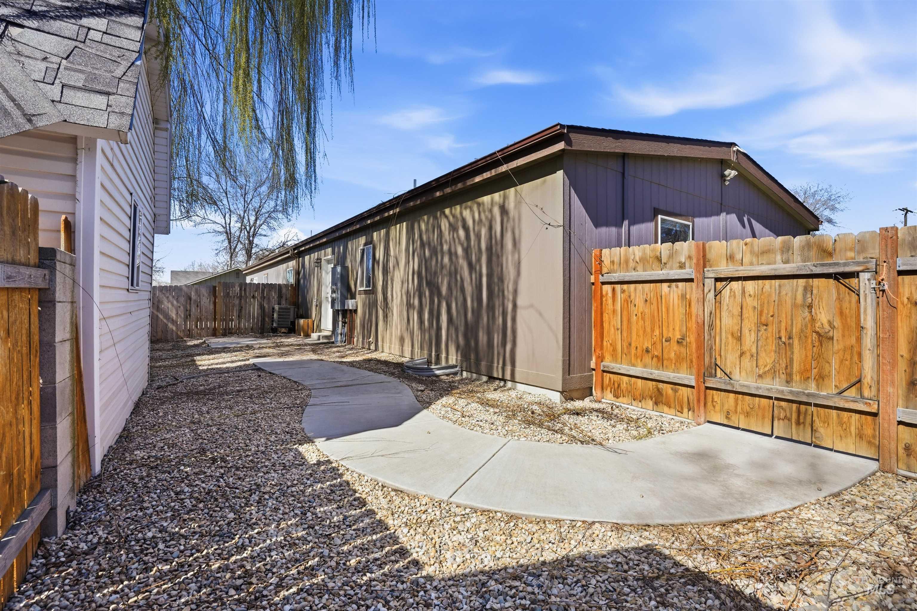 352 & 374 E E Idaho St, Middleton, Idaho 83644, 3 Bedrooms, 2 Bathrooms, Residential Income For Sale, Price $600,000,MLS 98978894