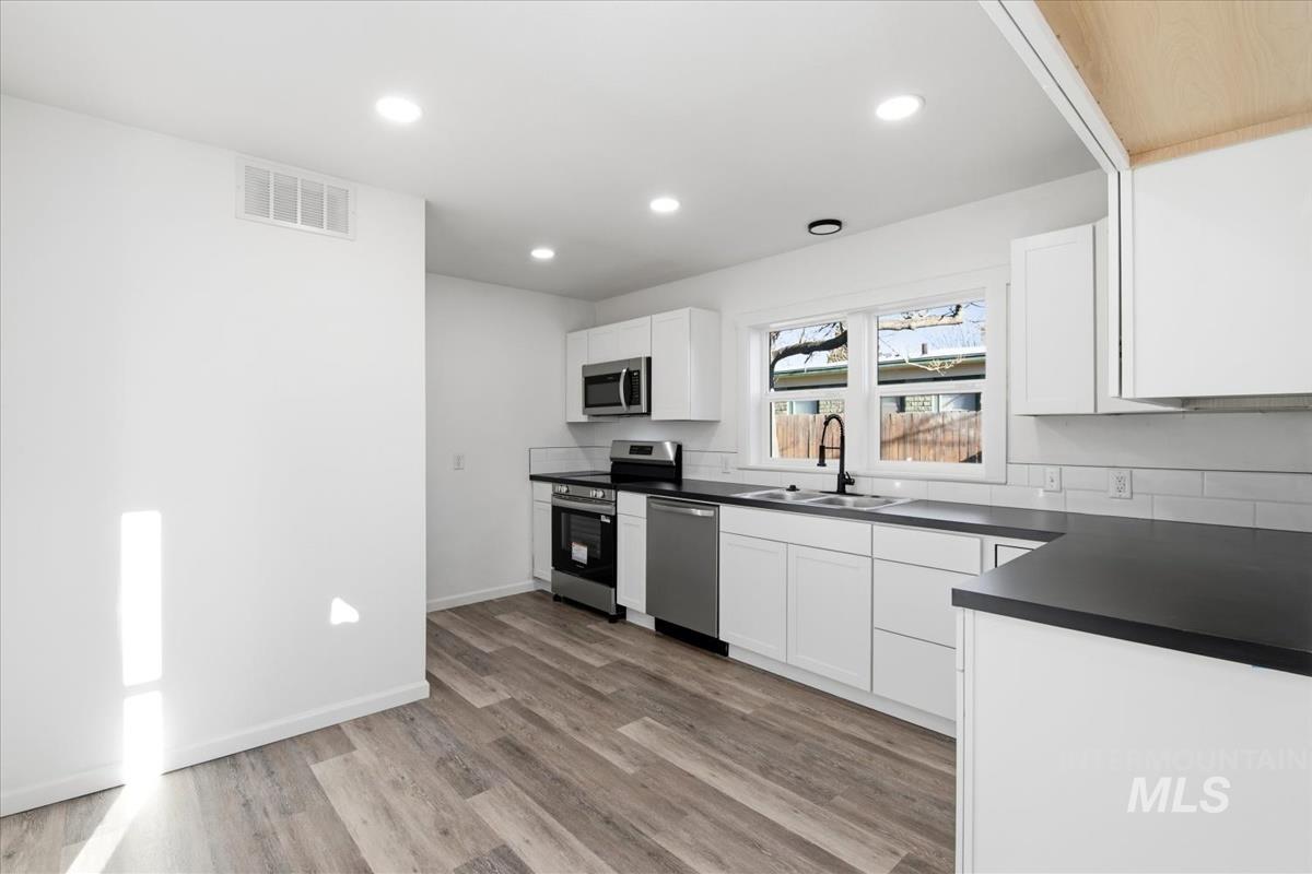 810 E 9Th N, Mountain Home, Idaho 83647, 3 Bedrooms, 1 Bathroom, Residential For Sale, Price $299,000,MLS 98978901