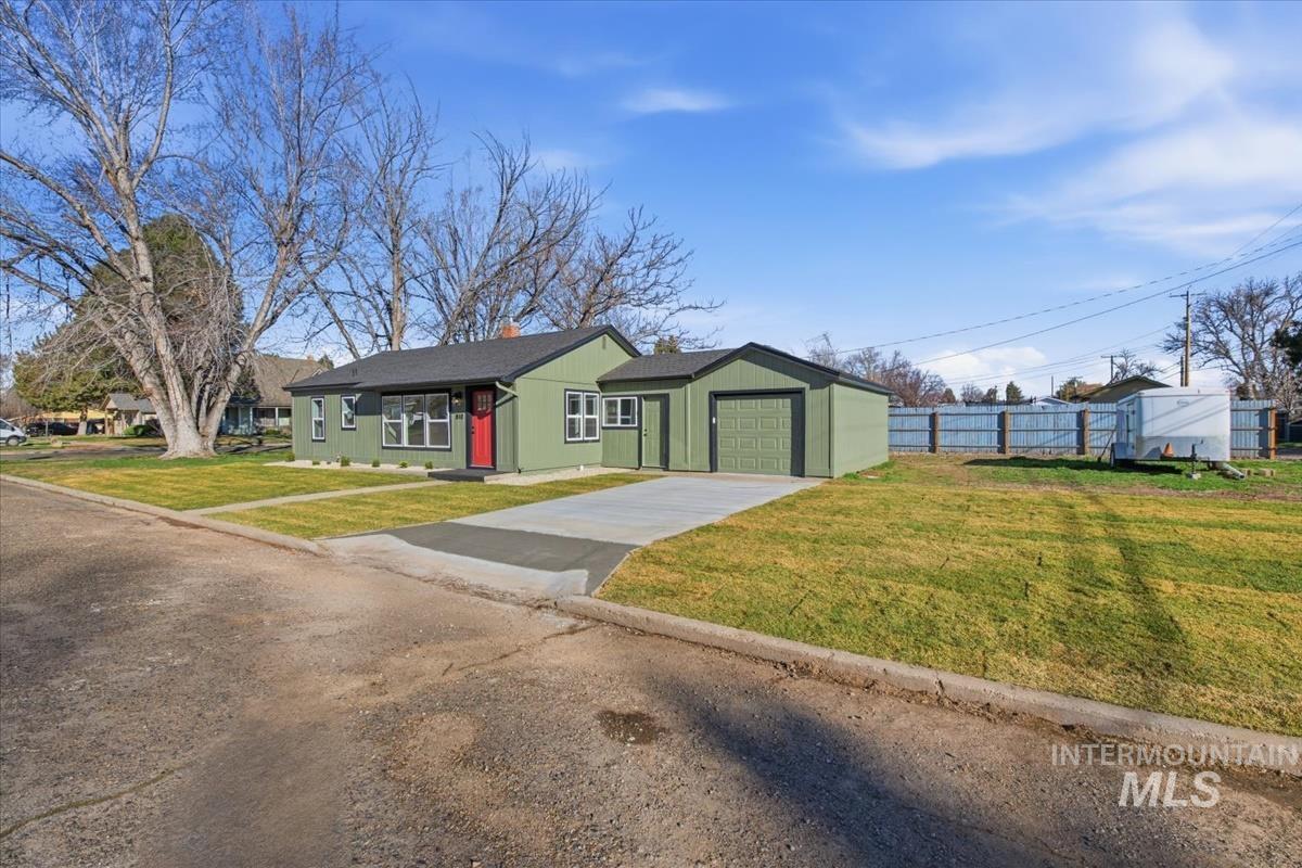 810 E 9Th N, Mountain Home, Idaho 83647, 3 Bedrooms, 1 Bathroom, Residential For Sale, Price $299,000,MLS 98978901