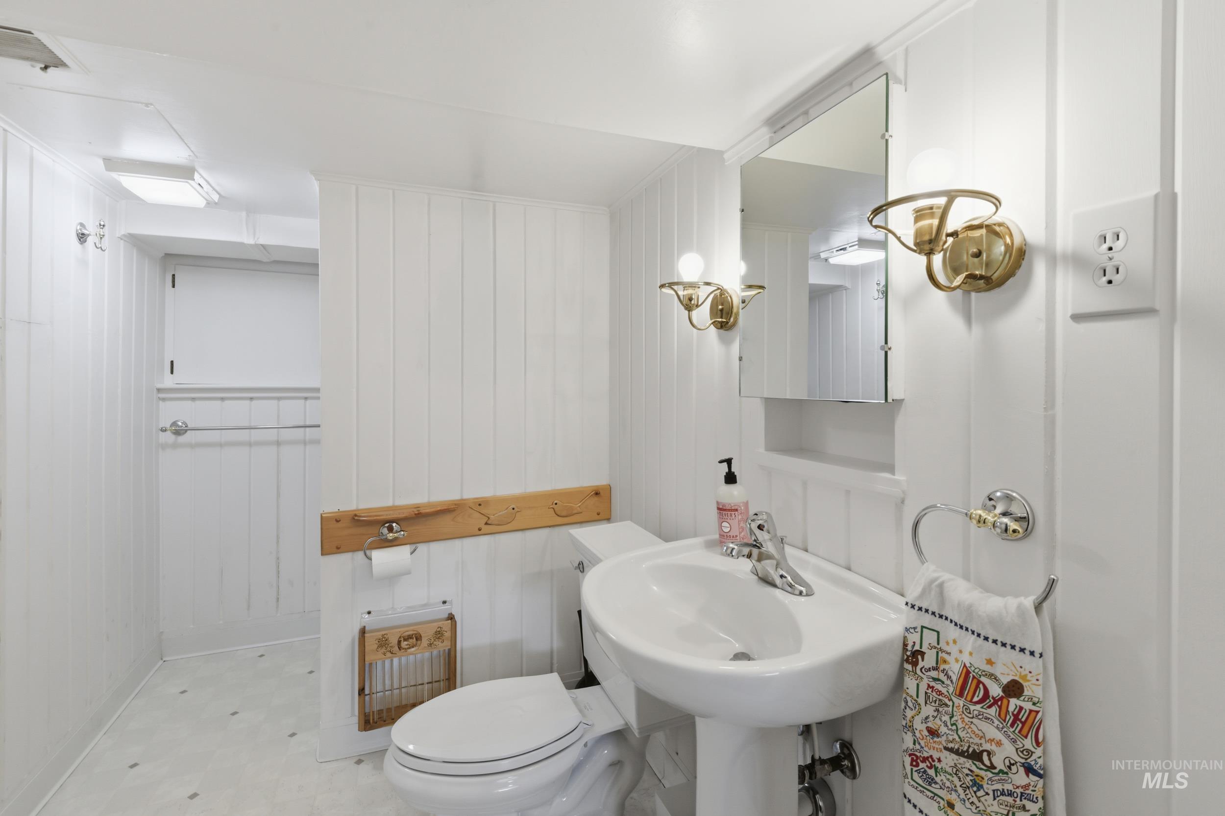 1521 Idaho Avenue, Caldwell, Idaho 83605, 3 Bedrooms, 2 Bathrooms, Residential For Sale, Price $490,000,MLS 98978902