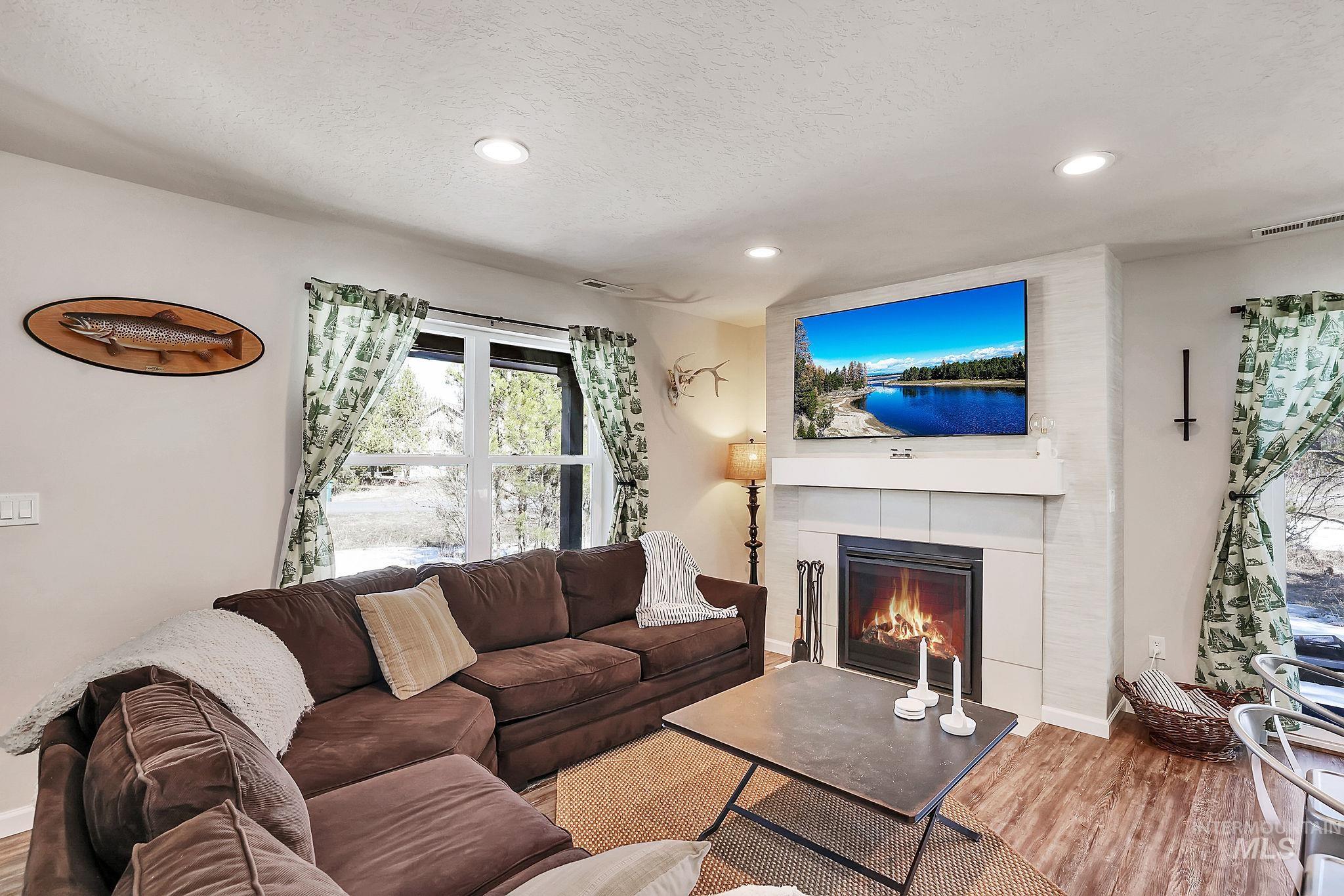 169 Durham Lane, Donnelly, Idaho 83615, 2 Bedrooms, 2.5 Bathrooms, Residential For Sale, Price $599,000,MLS 98978904