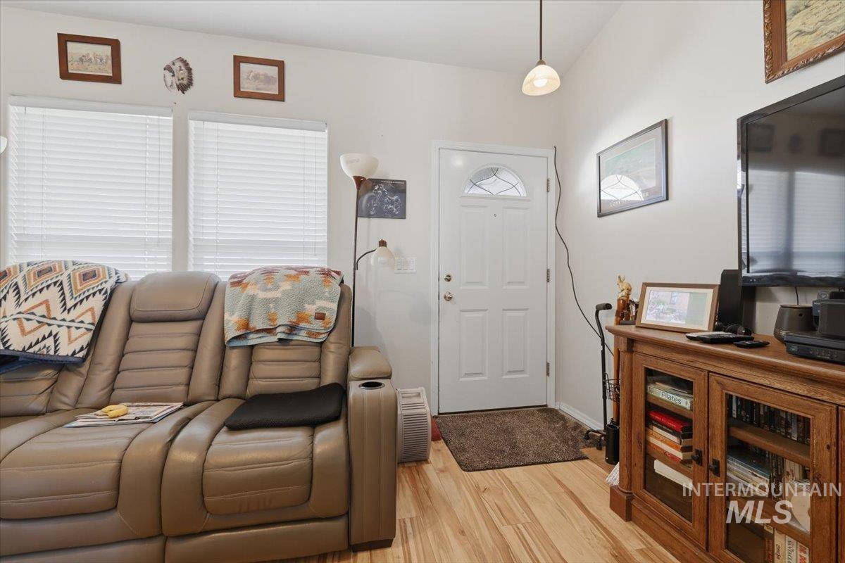 511 S Valley Drive, Nampa, Idaho 83686, 3 Bedrooms, 2 Bathrooms, Residential For Sale, Price $349,999,MLS 98978907