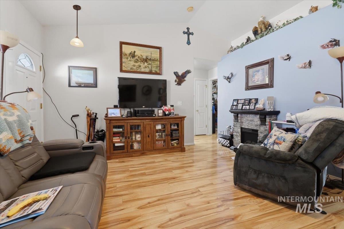 511 S Valley Drive, Nampa, Idaho 83686, 3 Bedrooms, 2 Bathrooms, Residential For Sale, Price $349,999,MLS 98978907