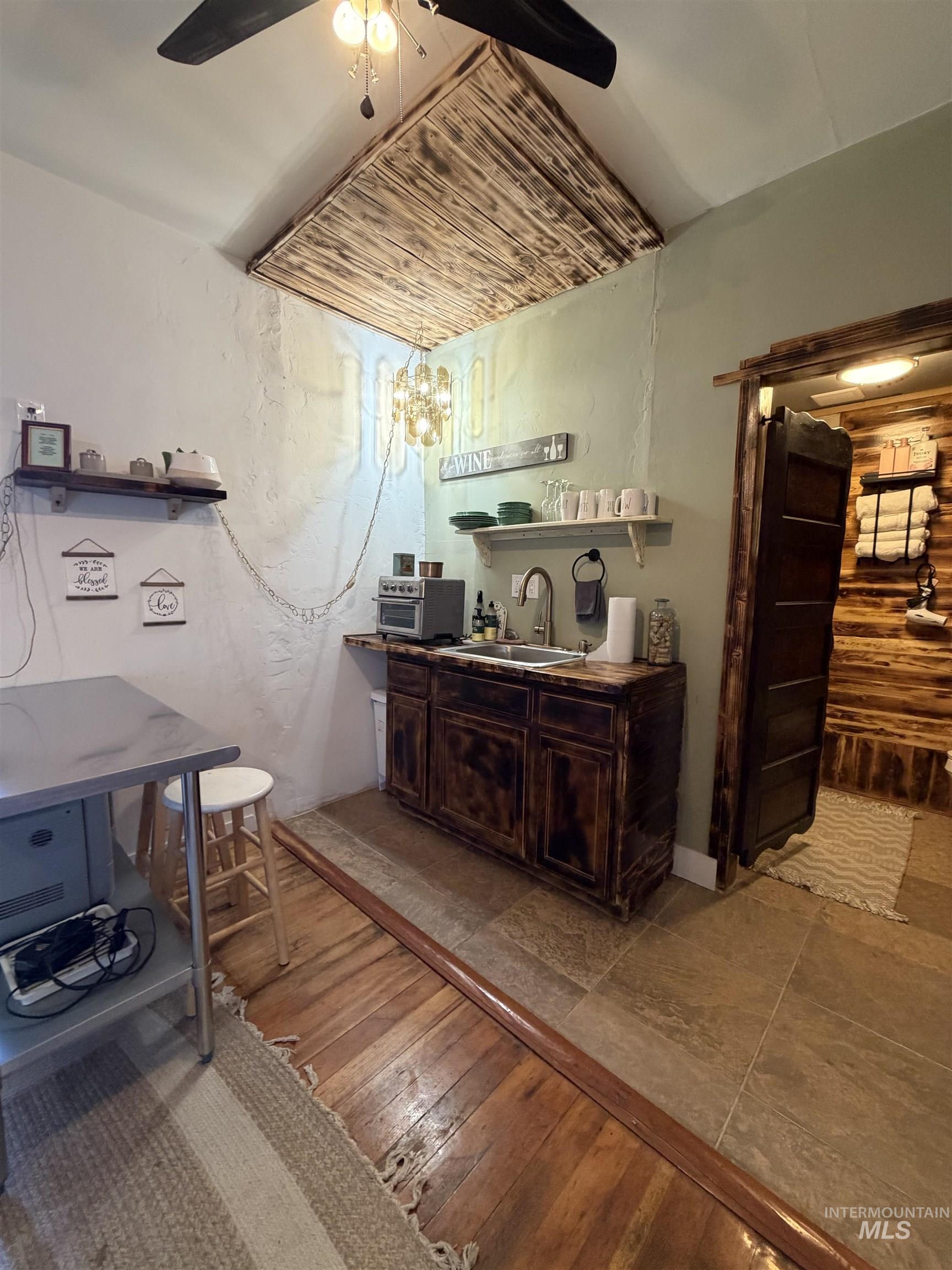 412 Main Ave N, Twin Falls, Idaho 83301, 1 Bedroom, 1 Bathroom, Residential Income For Sale, Price $669,000,MLS 98978919