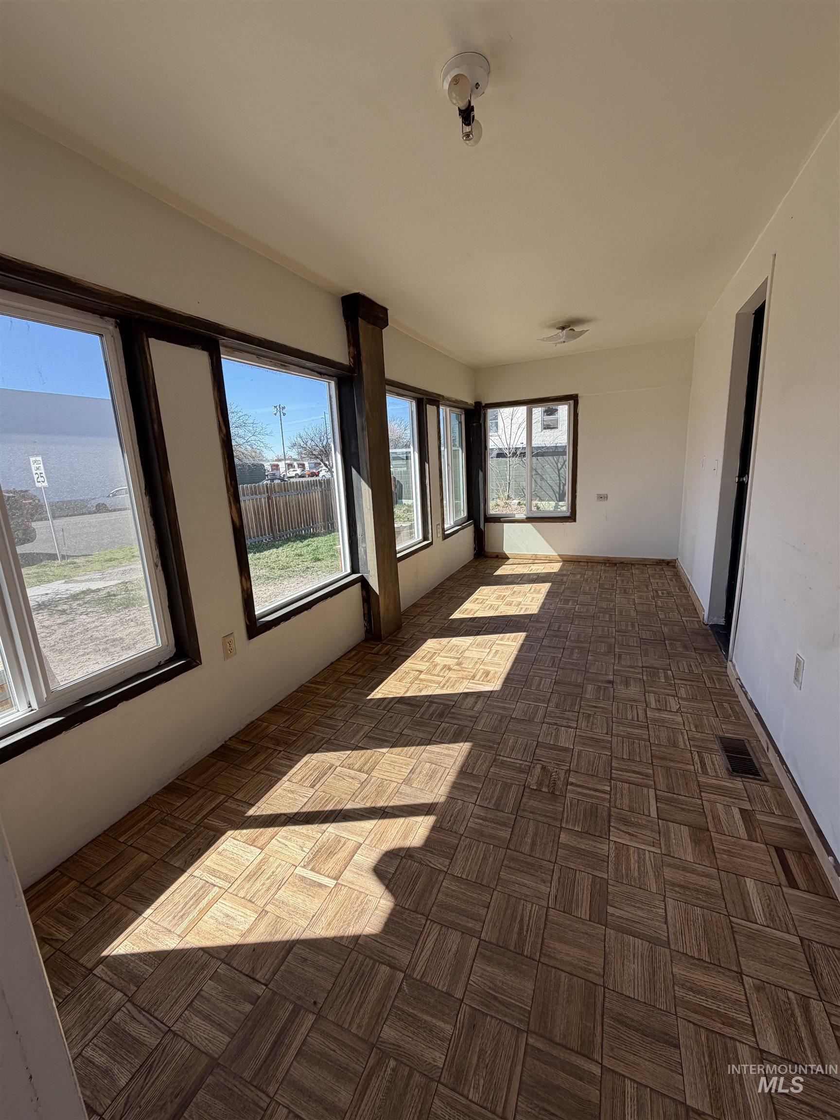 412 Main Ave N, Twin Falls, Idaho 83301, 1 Bedroom, 1 Bathroom, Residential Income For Sale, Price $669,000,MLS 98978919