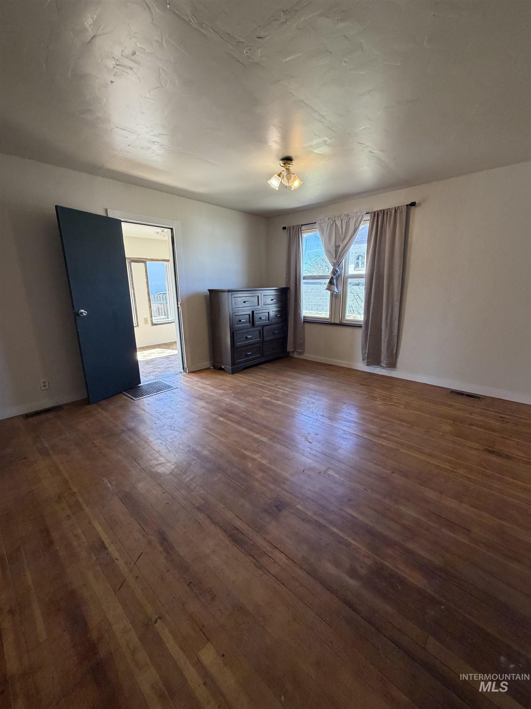 412 Main Ave N, Twin Falls, Idaho 83301, 1 Bedroom, 1 Bathroom, Residential Income For Sale, Price $669,000,MLS 98978919