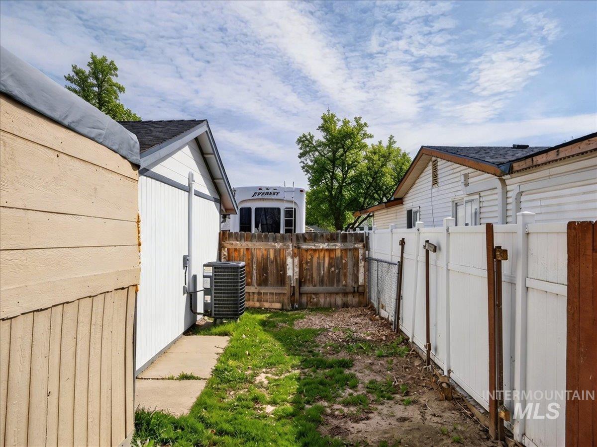 1405 N La Cresta Ave, Caldwell, Idaho 83605, 3 Bedrooms, 2 Bathrooms, Residential For Sale, Price $359,000, 98978933