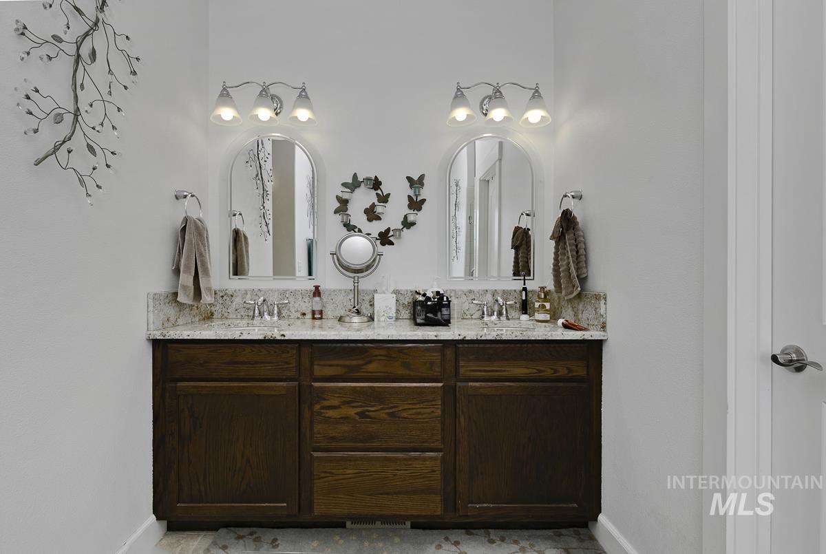 9013 W Cambridge Ct, Hammett, Idaho 83627, 4 Bedrooms, 3.5 Bathrooms, Residential For Sale, Price $794,900, 98978939