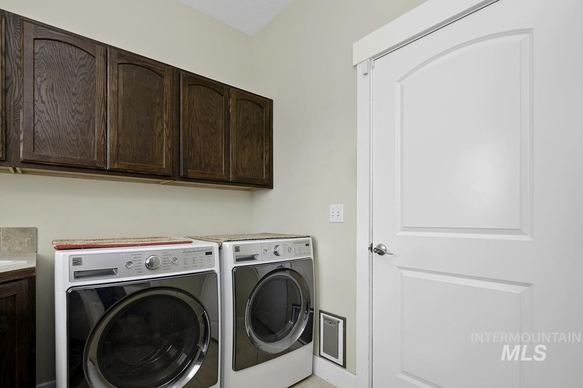 9013 W Cambridge Ct, Hammett, Idaho 83627, 4 Bedrooms, 3.5 Bathrooms, Residential For Sale, Price $794,900, 98978939