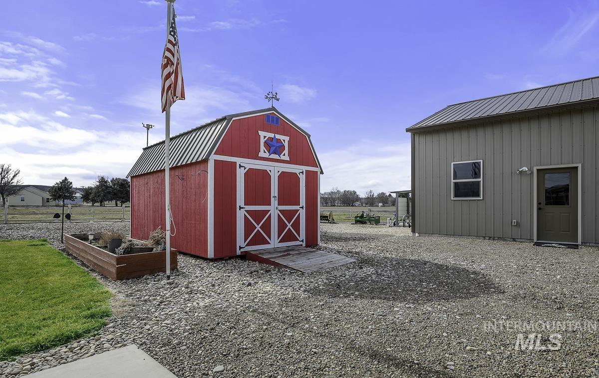 9013 W Cambridge Ct, Hammett, Idaho 83627, 4 Bedrooms, 3.5 Bathrooms, Residential For Sale, Price $794,900, 98978939