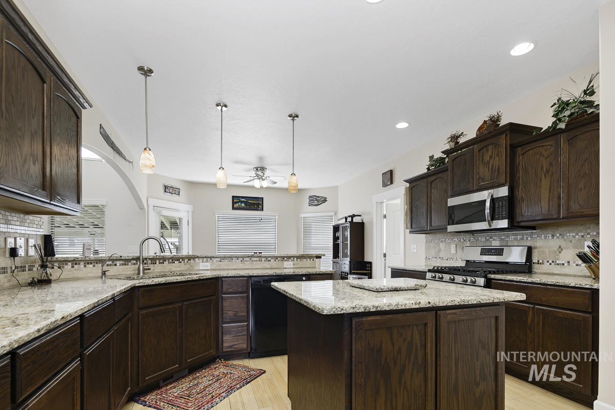 9013 W Cambridge Ct, Hammett, Idaho 83627, 4 Bedrooms, 3.5 Bathrooms, Residential For Sale, Price $794,900, 98978939