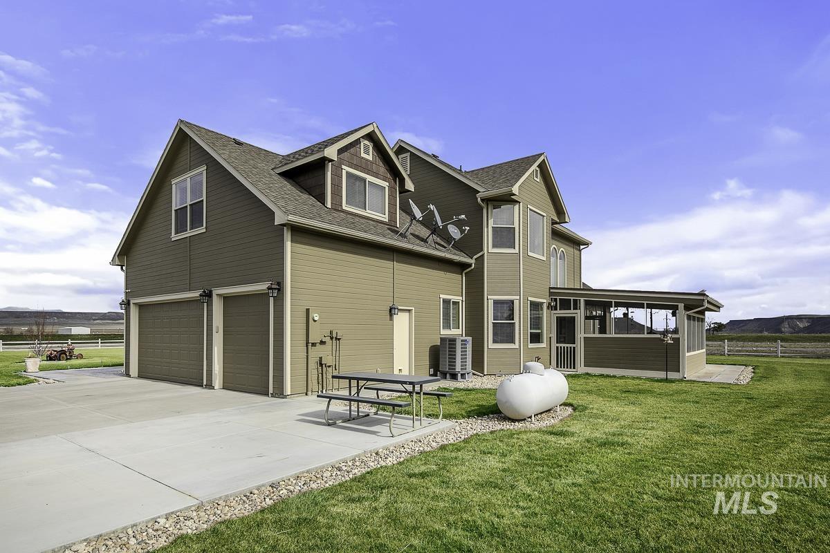 9013 W Cambridge Ct, Hammett, Idaho 83627, 4 Bedrooms, 3.5 Bathrooms, Residential For Sale, Price $794,900, 98978939