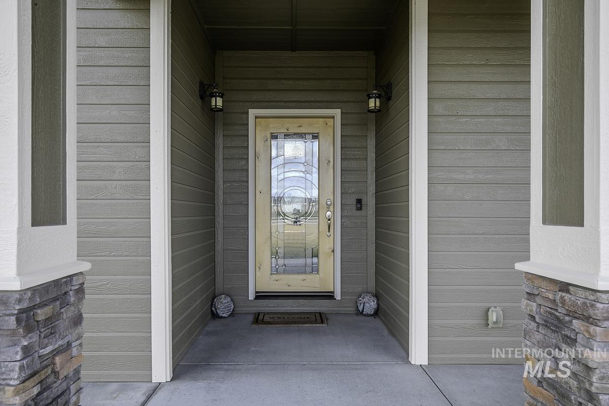 9013 W Cambridge Ct, Hammett, Idaho 83627, 4 Bedrooms, 3.5 Bathrooms, Residential For Sale, Price $794,900, 98978939