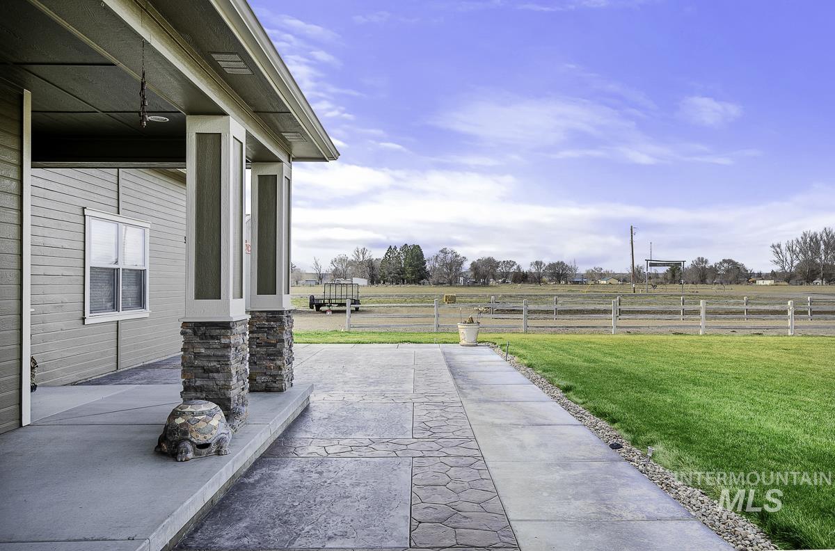 9013 W Cambridge Ct, Hammett, Idaho 83627, 4 Bedrooms, 3.5 Bathrooms, Residential For Sale, Price $794,900, 98978939