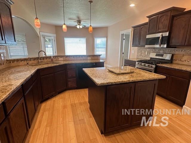 9013 W Cambridge Ct, Hammett, Idaho 83627, 4 Bedrooms, 3.5 Bathrooms, Residential For Sale, Price $794,900, 98978939