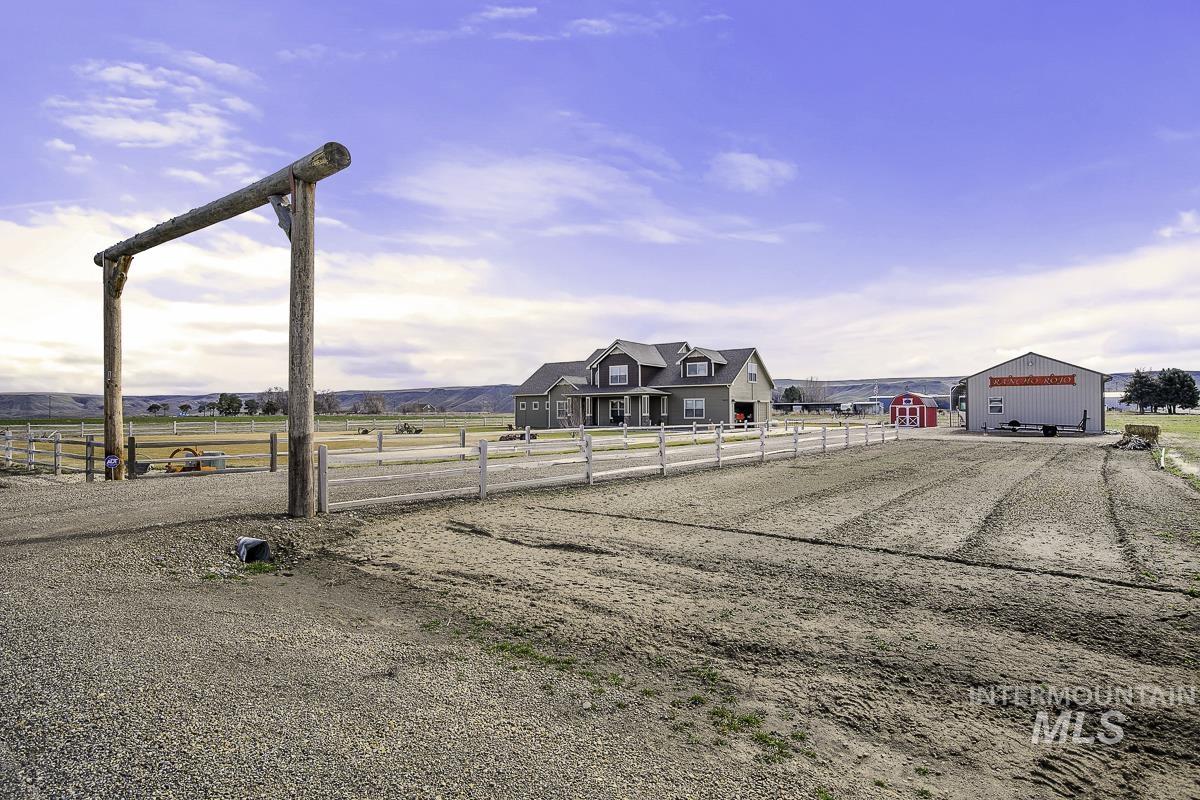 9013 W Cambridge Ct, Hammett, Idaho 83627, 4 Bedrooms, 3.5 Bathrooms, Residential For Sale, Price $794,900, 98978939