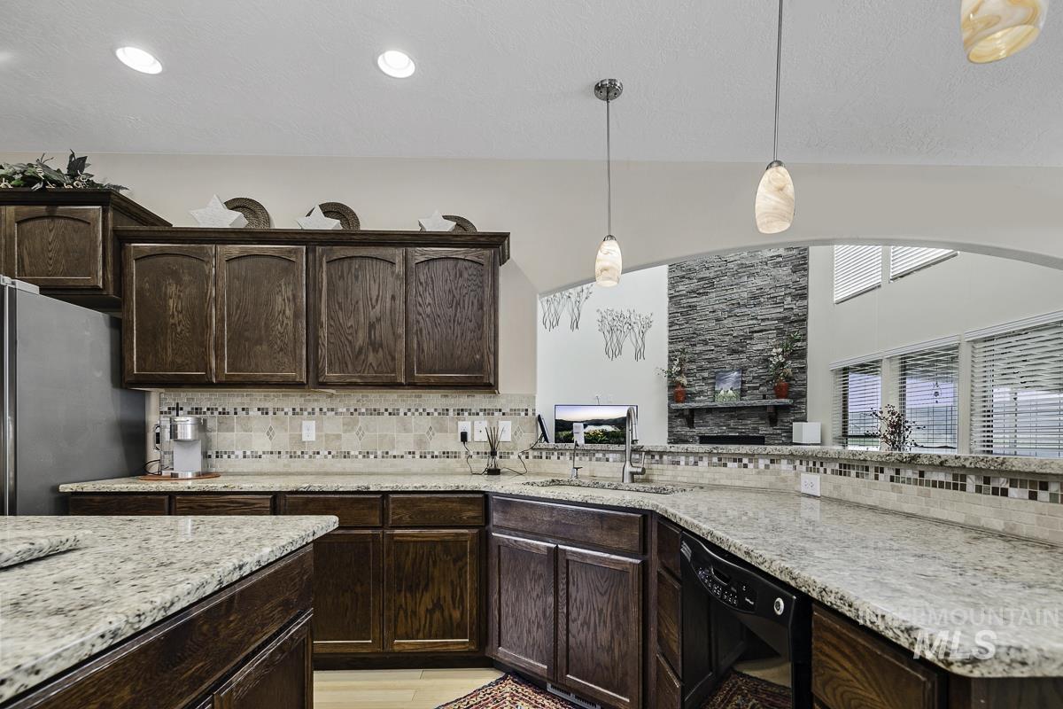 9013 W Cambridge Ct, Hammett, Idaho 83627, 4 Bedrooms, 3.5 Bathrooms, Residential For Sale, Price $794,900, 98978939