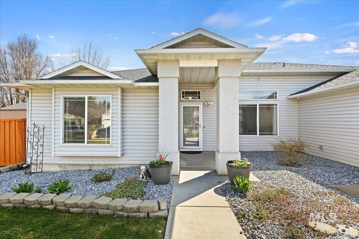 2558 N Rough Stone, Meridian, Idaho 83646, 4 Bedrooms, 2 Bathrooms, Residential For Sale, Price $485,000,MLS 98978944