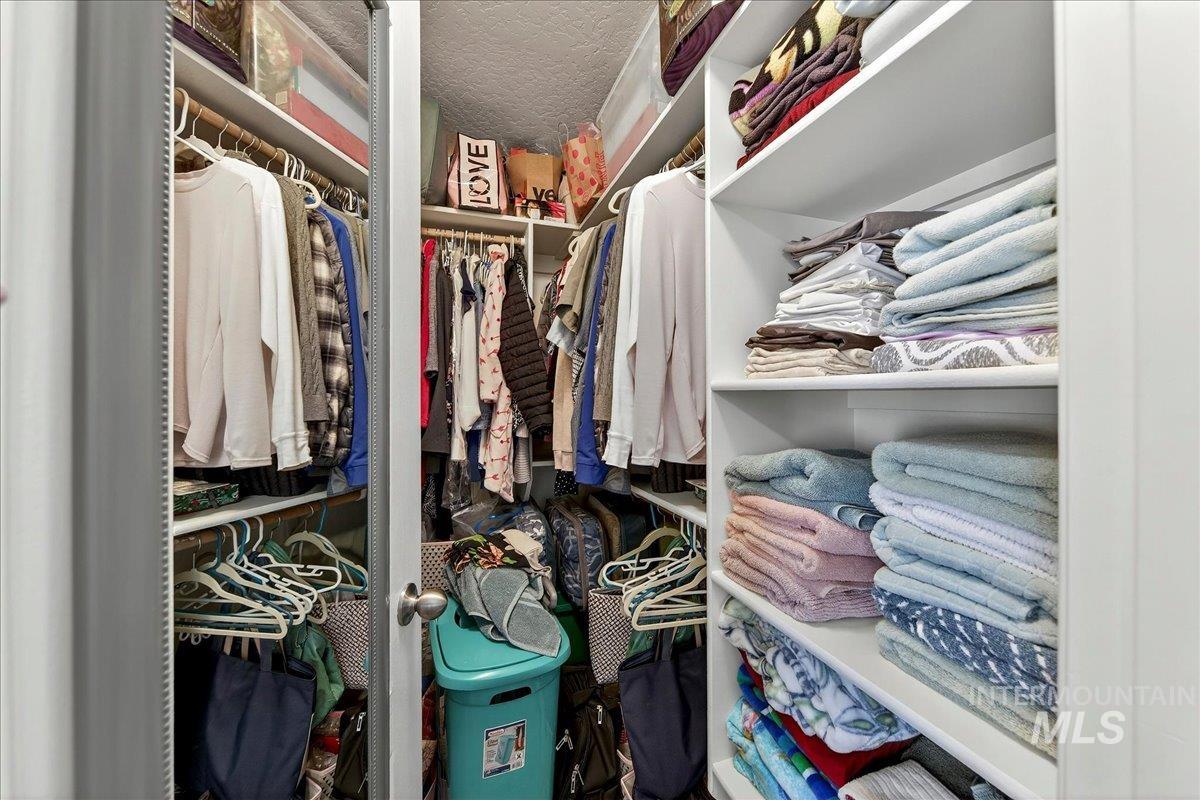 2558 N Rough Stone, Meridian, Idaho 83646, 4 Bedrooms, 2 Bathrooms, Residential For Sale, Price $485,000,MLS 98978944