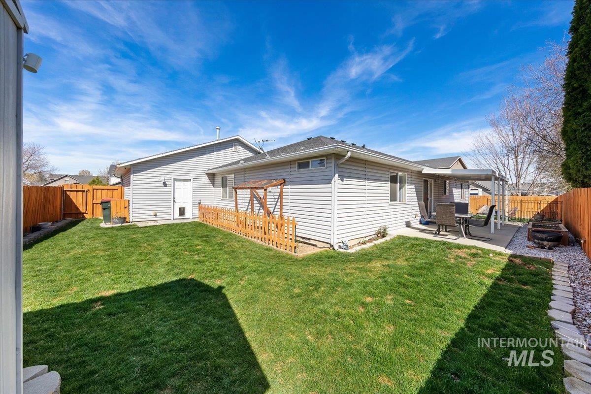 2558 N Rough Stone, Meridian, Idaho 83646, 4 Bedrooms, 2 Bathrooms, Residential For Sale, Price $485,000,MLS 98978944